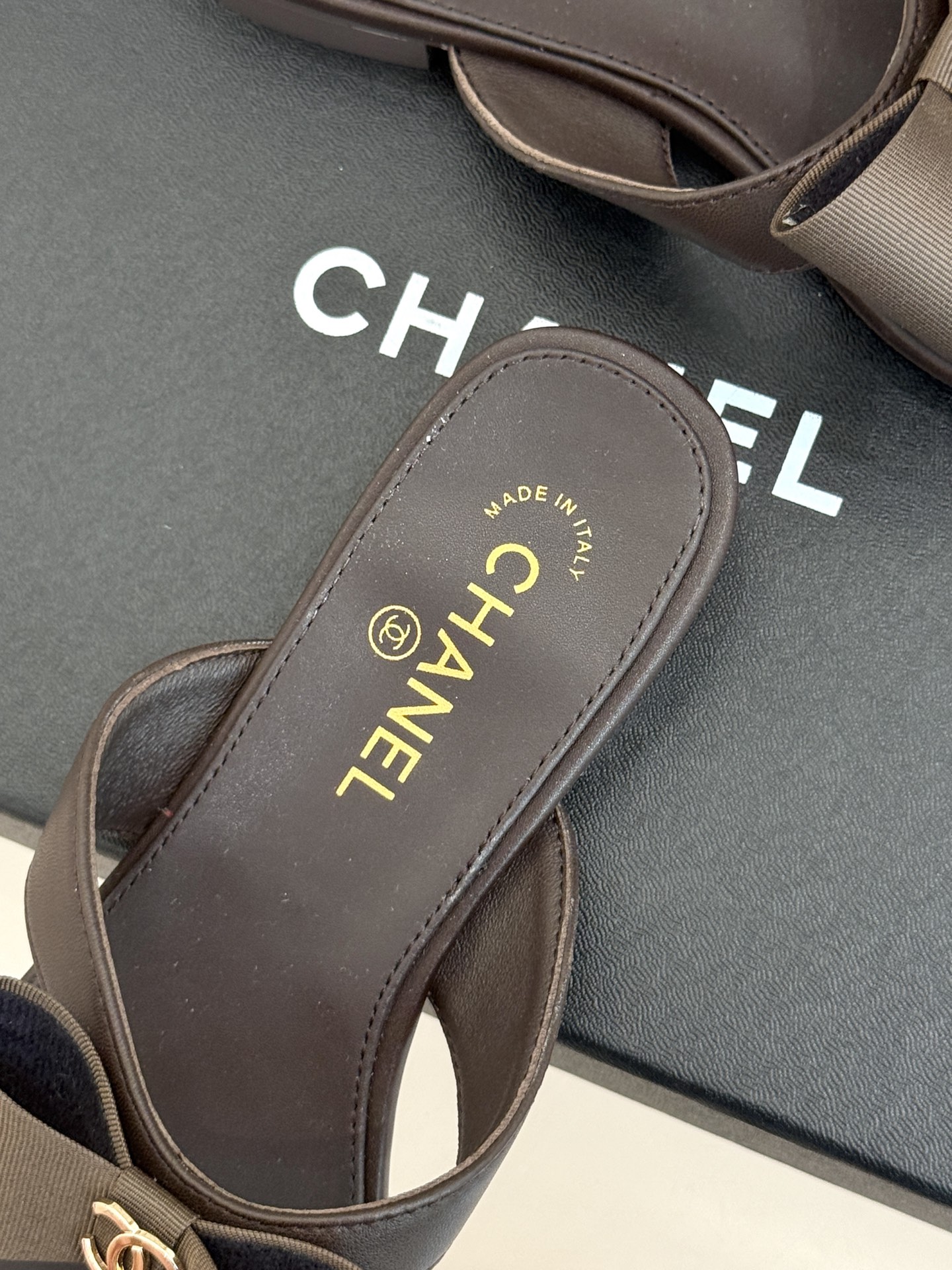 CHANE*｜小香经典双C蝴蝶结夹脚平底人字拖鞋夏日的温柔贵气感皮面蝴蝶结轻落脚背双C金标藏着法式浪漫小