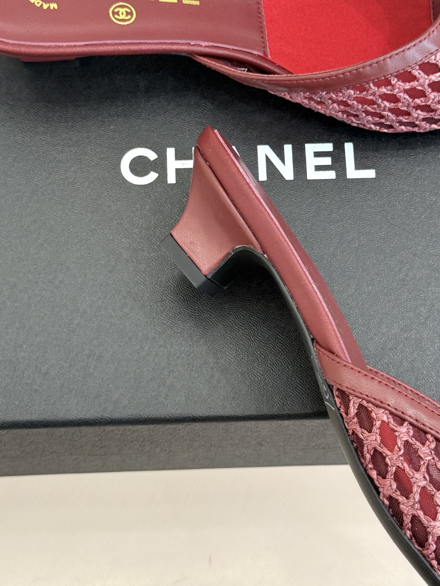 CHANE* ｜小香26M双C镂空网面鱼嘴粗跟拖鞋将经典双C符号融于通透网面鱼嘴设计剪裁露趾显瘦粗跟两种