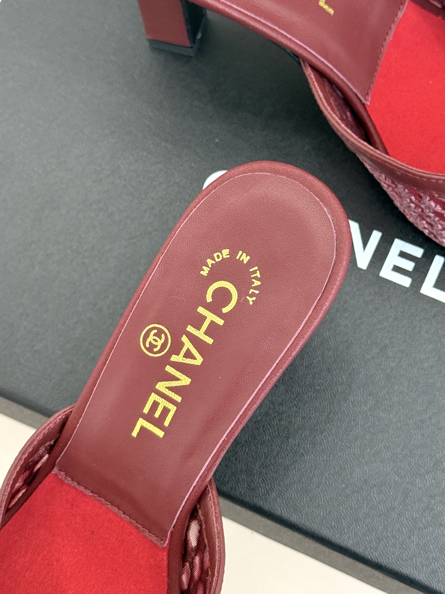 CHANE* ｜小香26M双C镂空网面鱼嘴粗跟拖鞋将经典双C符号融于通透网面鱼嘴设计剪裁露趾显瘦粗跟两种