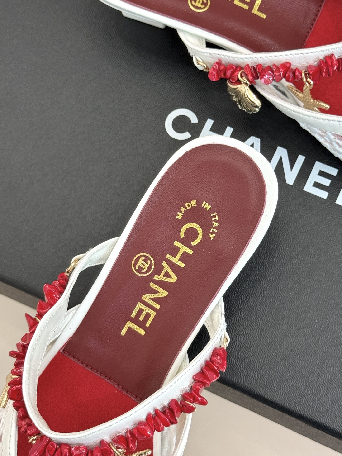 CHANE* ｜小香26M双C镂空网面鱼嘴粗跟拖鞋将经典双C符号融于通透网面鱼嘴设计剪裁露趾显瘦粗跟两种