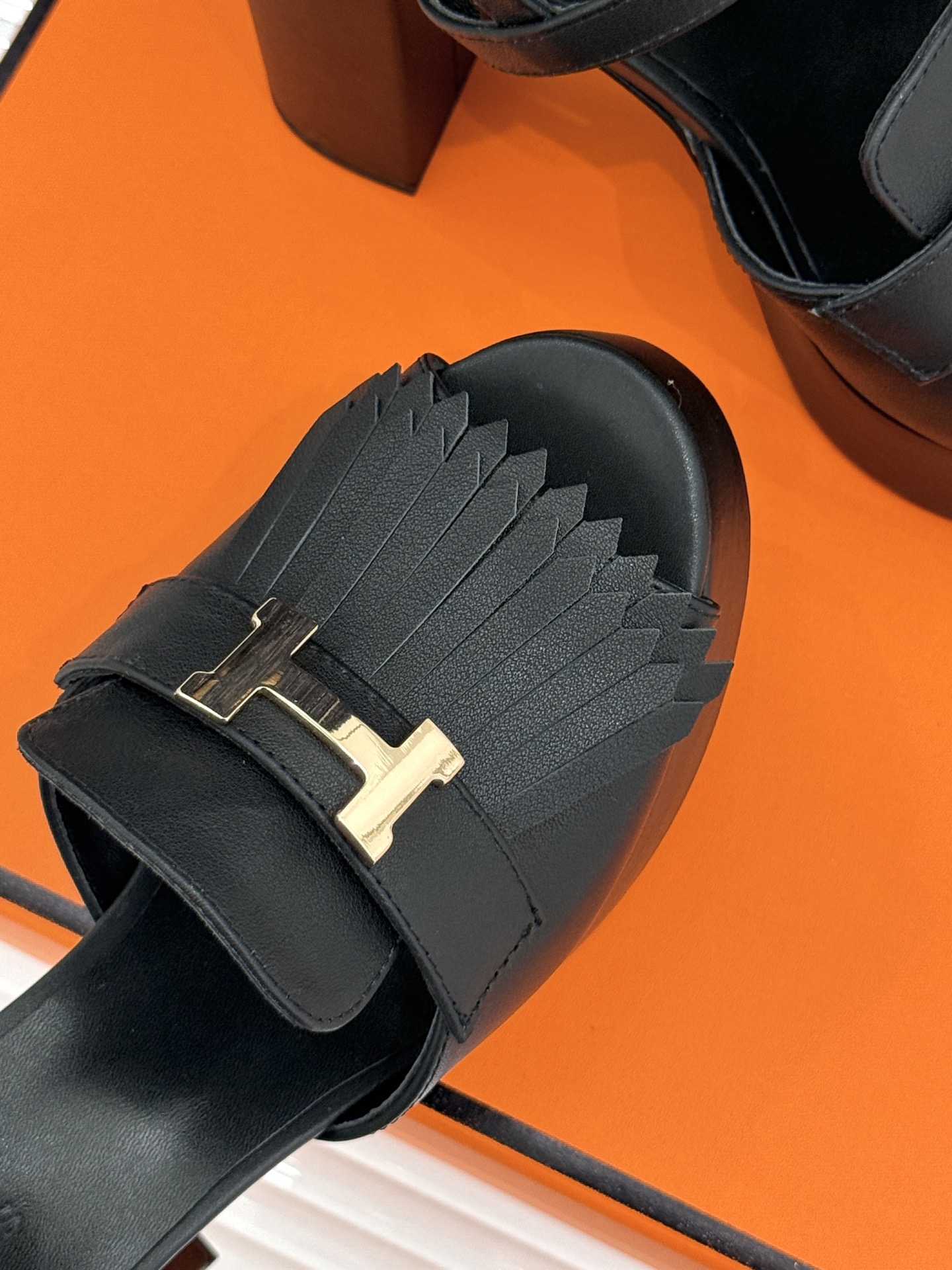 Hermès/爱马仕26WF新品H金属扣流苏防水台高跟凉鞋谁懂啊这双美到失语经典H扣刻入品牌灵魂灵动流苏 Hermès/爱马仕26WF新品H金属扣流苏防水台高跟凉鞋谁懂啊这双美到失语经典H扣刻入品牌灵魂灵动流苏