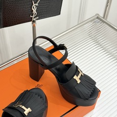 Hermès/爱马仕26WF新品H金属扣流苏防水台高跟凉鞋谁懂啊这双美到失语经典H扣刻入品牌灵魂灵动流苏 Hermès/爱马仕26WF新品H金属扣流苏防水台高跟凉鞋谁懂啊这双美到失语经典H扣刻入品牌灵魂灵动流苏