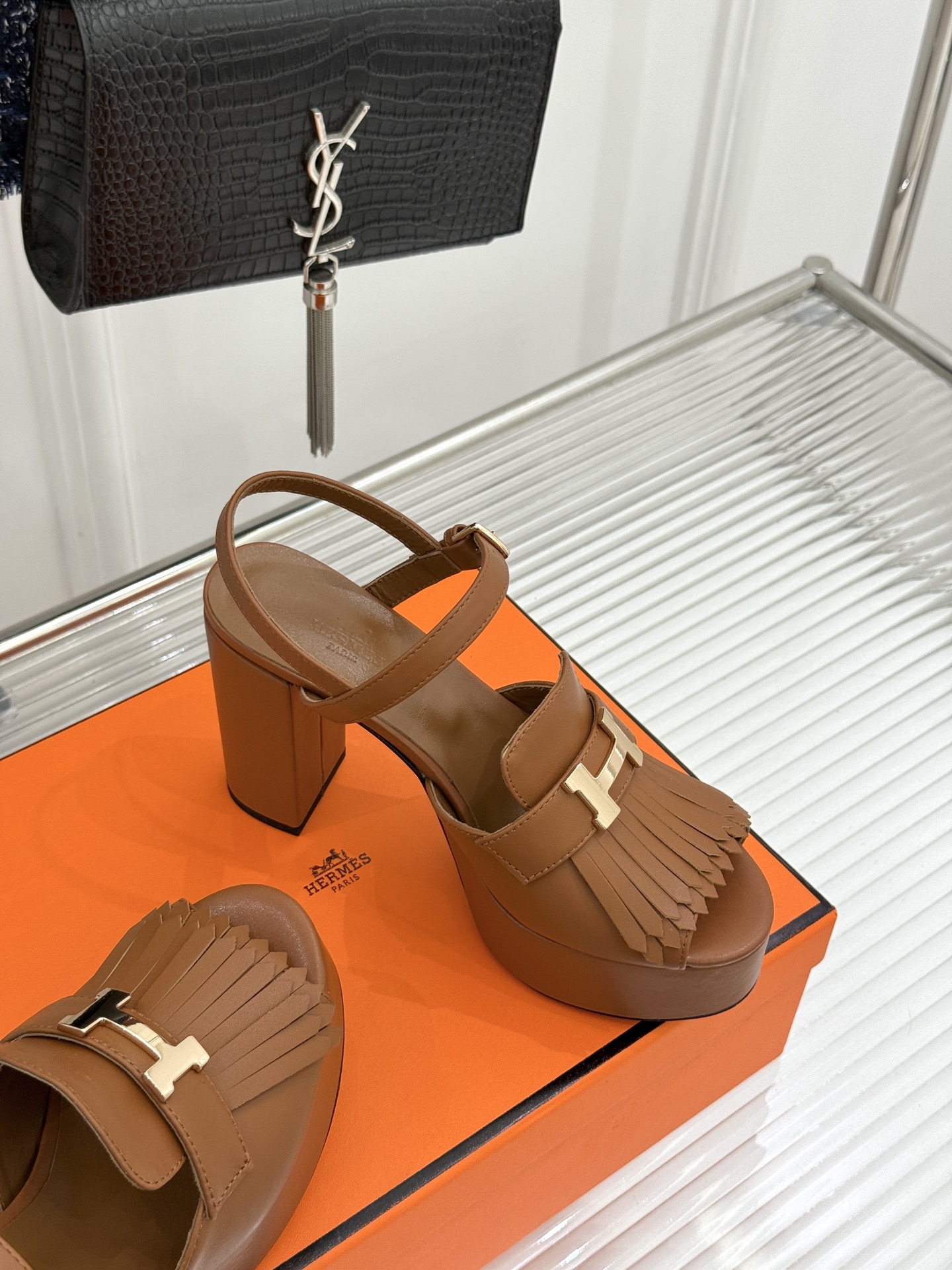 Hermès/爱马仕26WF新品H金属扣流苏防水台高跟凉鞋谁懂啊这双美到失语经典H扣刻入品牌灵魂灵动流苏 Hermès/爱马仕26WF新品H金属扣流苏防水台高跟凉鞋谁懂啊这双美到失语经典H扣刻入品牌灵魂灵动流苏