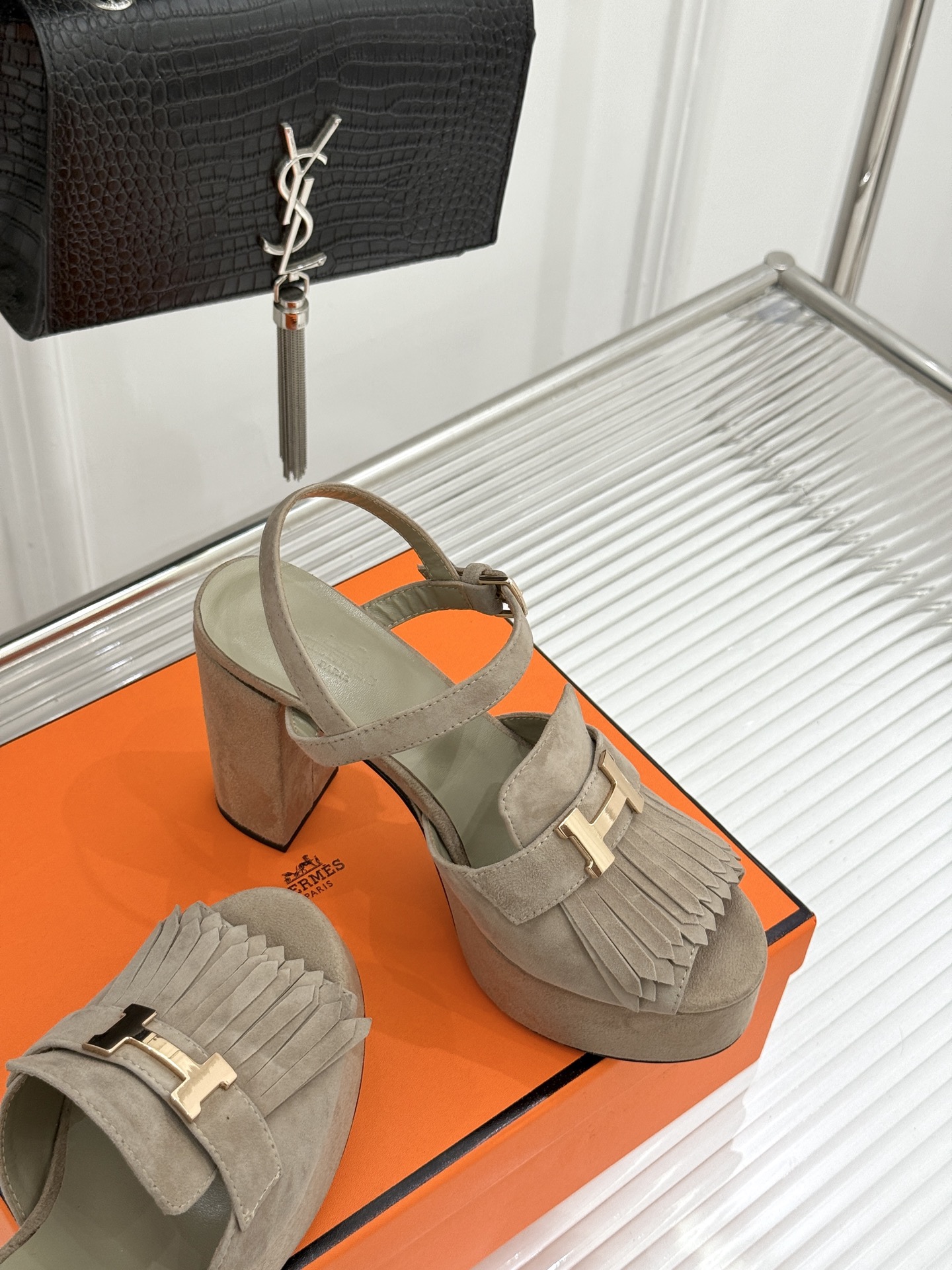 Hermès/爱马仕26WF新品H金属扣流苏防水台高跟凉鞋谁懂啊这双美到失语经典H扣刻入品牌灵魂灵动流苏 Hermès/爱马仕26WF新品H金属扣流苏防水台高跟凉鞋谁懂啊这双美到失语经典H扣刻入品牌灵魂灵动流苏