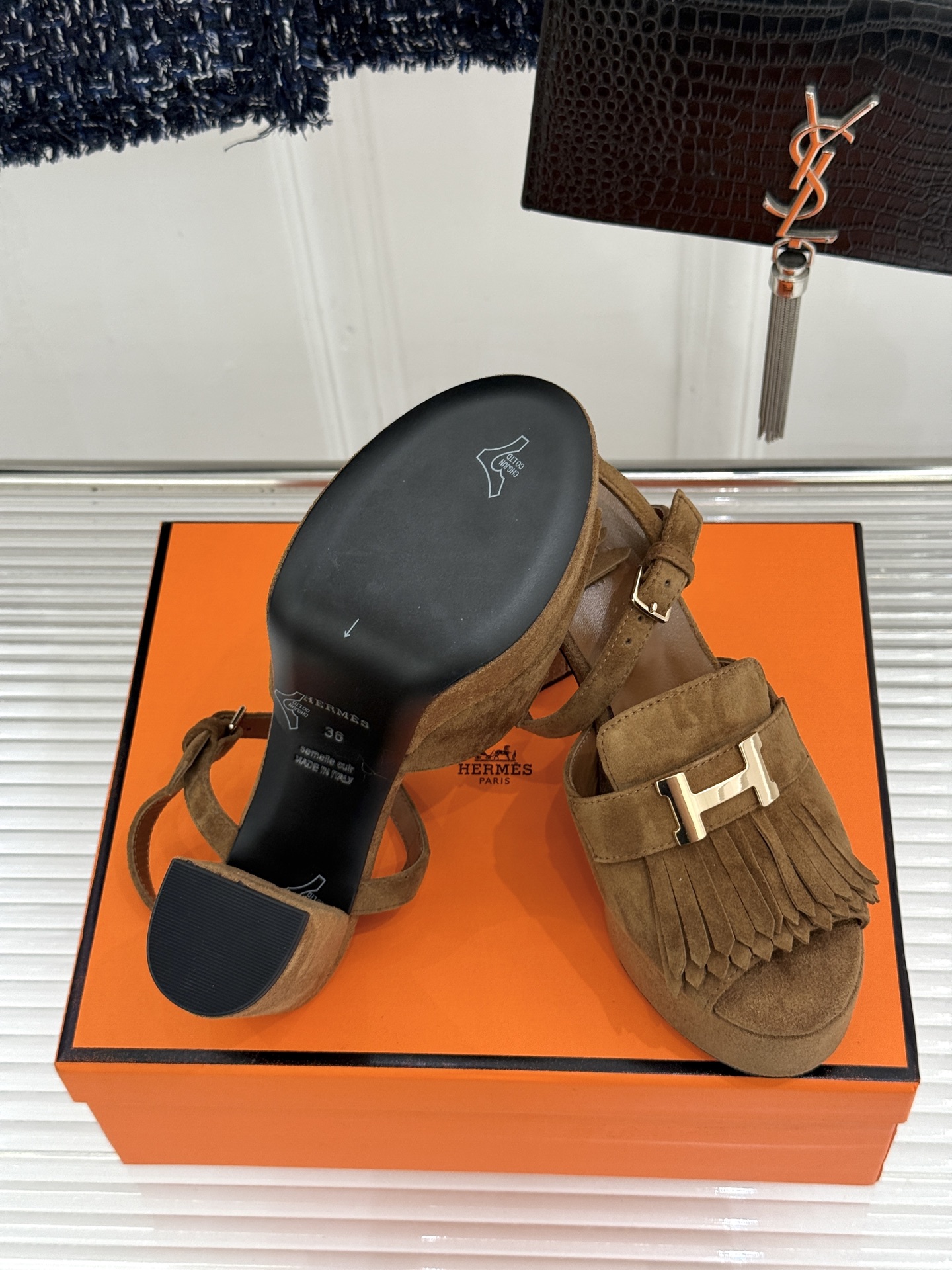 Hermès/爱马仕26WF新品H金属扣流苏防水台高跟凉鞋谁懂啊这双美到失语经典H扣刻入品牌灵魂灵动流苏 Hermès/爱马仕26WF新品H金属扣流苏防水台高跟凉鞋谁懂啊这双美到失语经典H扣刻入品牌灵魂灵动流苏