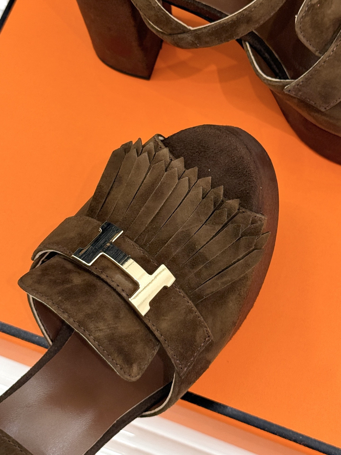 Hermès/爱马仕26WF新品H金属扣流苏防水台高跟凉鞋谁懂啊这双美到失语经典H扣刻入品牌灵魂灵动流苏 Hermès/爱马仕26WF新品H金属扣流苏防水台高跟凉鞋谁懂啊这双美到失语经典H扣刻入品牌灵魂灵动流苏