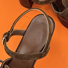 Hermès/爱马仕26WF新品H金属扣流苏防水台高跟凉鞋谁懂啊这双美到失语经典H扣刻入品牌灵魂灵动流苏 Hermès/爱马仕26WF新品H金属扣流苏防水台高跟凉鞋谁懂啊这双美到失语经典H扣刻入品牌灵魂灵动流苏