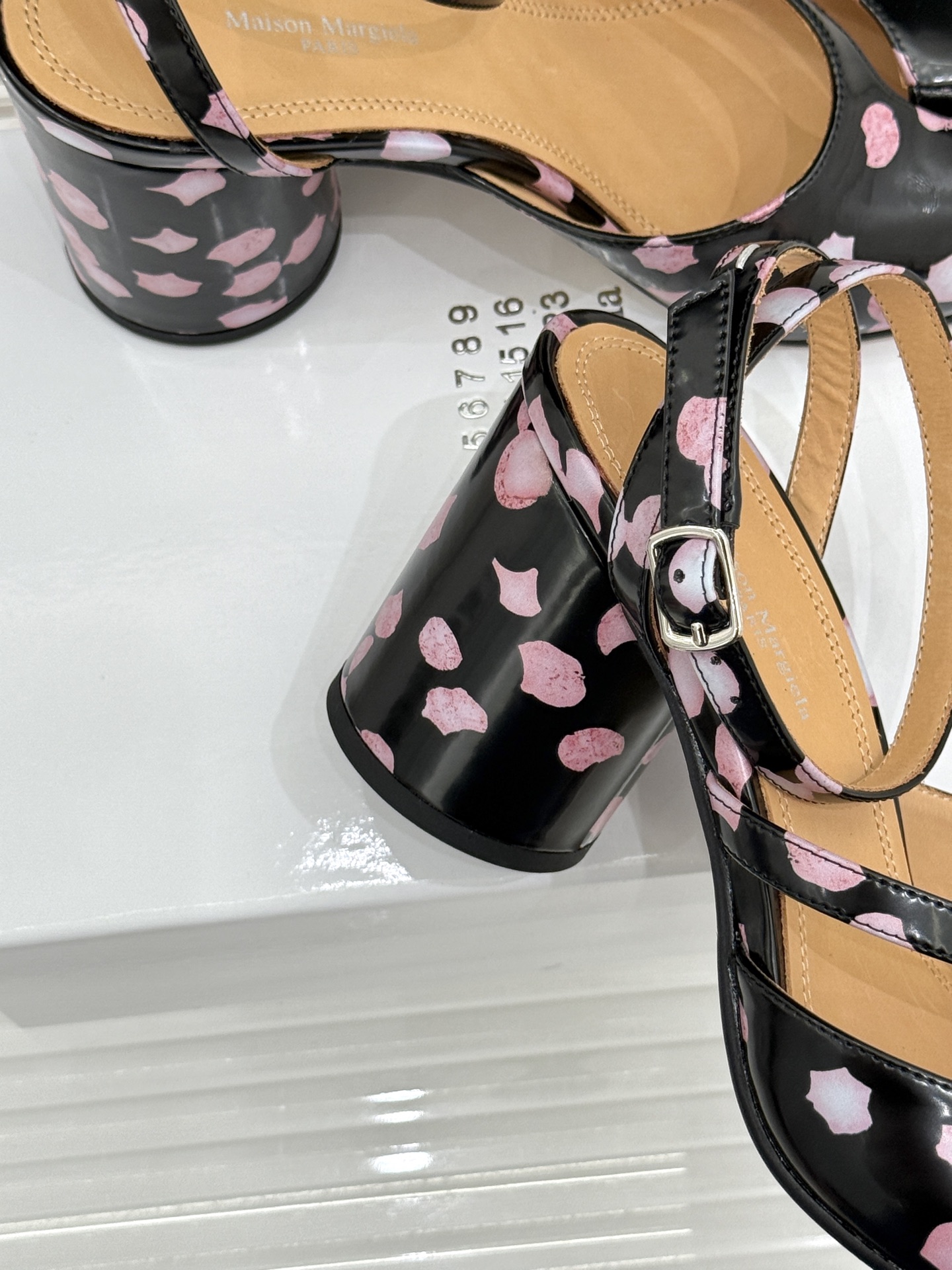 MaisonMargiela|MM6马吉拉复古分趾玛丽珍凉鞋MaisonMargiela又又又放大招啦! MaisonMargiela|MM6马吉拉复古分趾玛丽珍凉鞋MaisonMargiela又又又放大招啦!