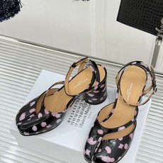 MaisonMargiela|MM6马吉拉复古分趾玛丽珍凉鞋MaisonMargiela又又又放大招啦! MaisonMargiela|MM6马吉拉复古分趾玛丽珍凉鞋MaisonMargiela又又又放大招啦!