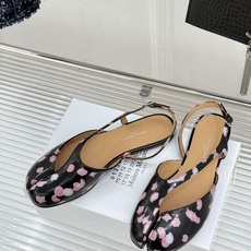 MaisonMargiela|MM6马吉拉复古分趾玛丽珍凉鞋MaisonMargiela又又又放大招啦! MaisonMargiela|MM6马吉拉复古分趾玛丽珍凉鞋MaisonMargiela又又又放大招啦!
