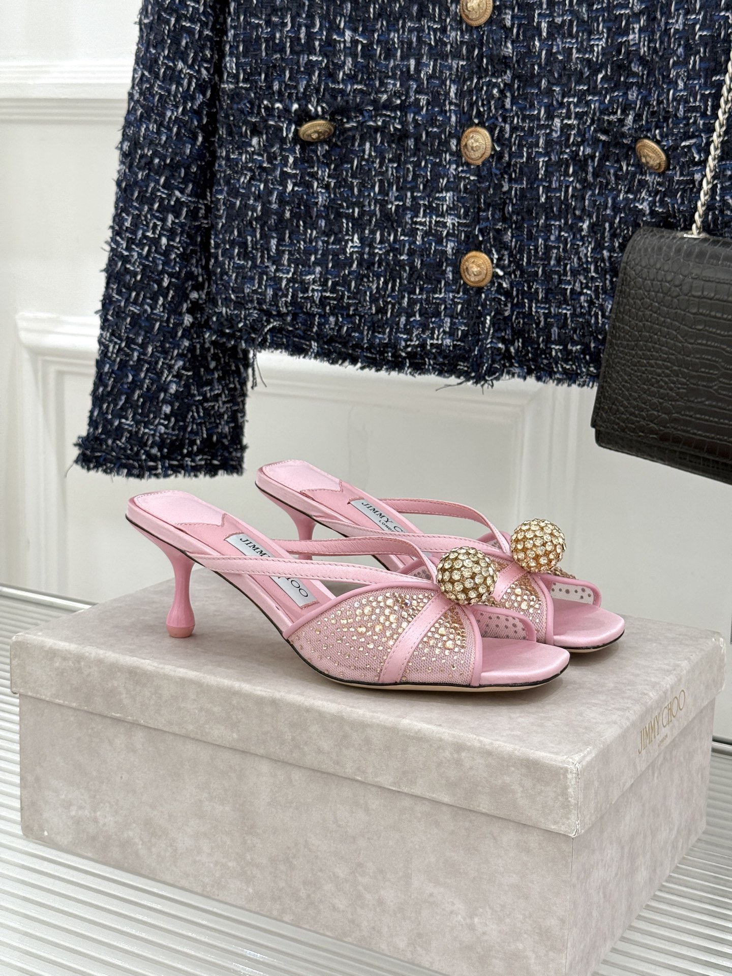 NO:876658,Jimmy Choo/Jimmy Zhou 26WF new product rhinestone ball mesh pointed toe high-heeled sandals. Who can resist a pair of JC with its own starlight!  These rhinestone mesh shoes are the standard for goddesses. The transparent and hazy mesh is inlaid with fine rhinestones that sparkle with every step. The toe is finished with a delicate rhinestone ball. The classic pointed toe style subtly elongates the leg line. The elegant stiletto heel shows off your graceful figure. Whether it is a dinner date, vacation trip or daily wear, you can easily achieve a sense of luxury. Wearing it will make you walk like a star. It is a perfect shoe wardrobe dream shoe.  The fabric is made of original customized mesh, the inner pads are all sheepskin, the Italian imported cowhide outsole size35-39 (customized on 40/41/42) No. 86420260606, high heels and sandals,jimmy choo,jimmy choo,sandals,high heels,cowhide,sheepskin19860909Jimmy Choo/吉米周26WF新品 水钻球网纱尖头高跟凉鞋 谁能拒绝一双自带星光的JC！ 这款水钻网纱鞋堪称女神标配. 通透朦胧的网纱 镶细密水钻 随着步履流转熠熠生辉 鞋头精致水钻球点睛收尾 经典尖头版型巧妙拉长腿部线条 优雅细跟尽显曼妙身姿. 无论是晚宴约会、度假出行 还是日常穿搭 都能轻松拿捏高级感 穿上就是行走的璀璨星光 妥妥的鞋柜梦中情鞋. 面料采用原版定制网纱 内里垫脚均为羊皮 意大利进口牛皮大底 size35-39（40/41/42定制） 编号86420260606,高跟鞋凉鞋,jimmy choo,jimmy choo,sandals,high heels,cowhide,sheepskin,Women's Shoes