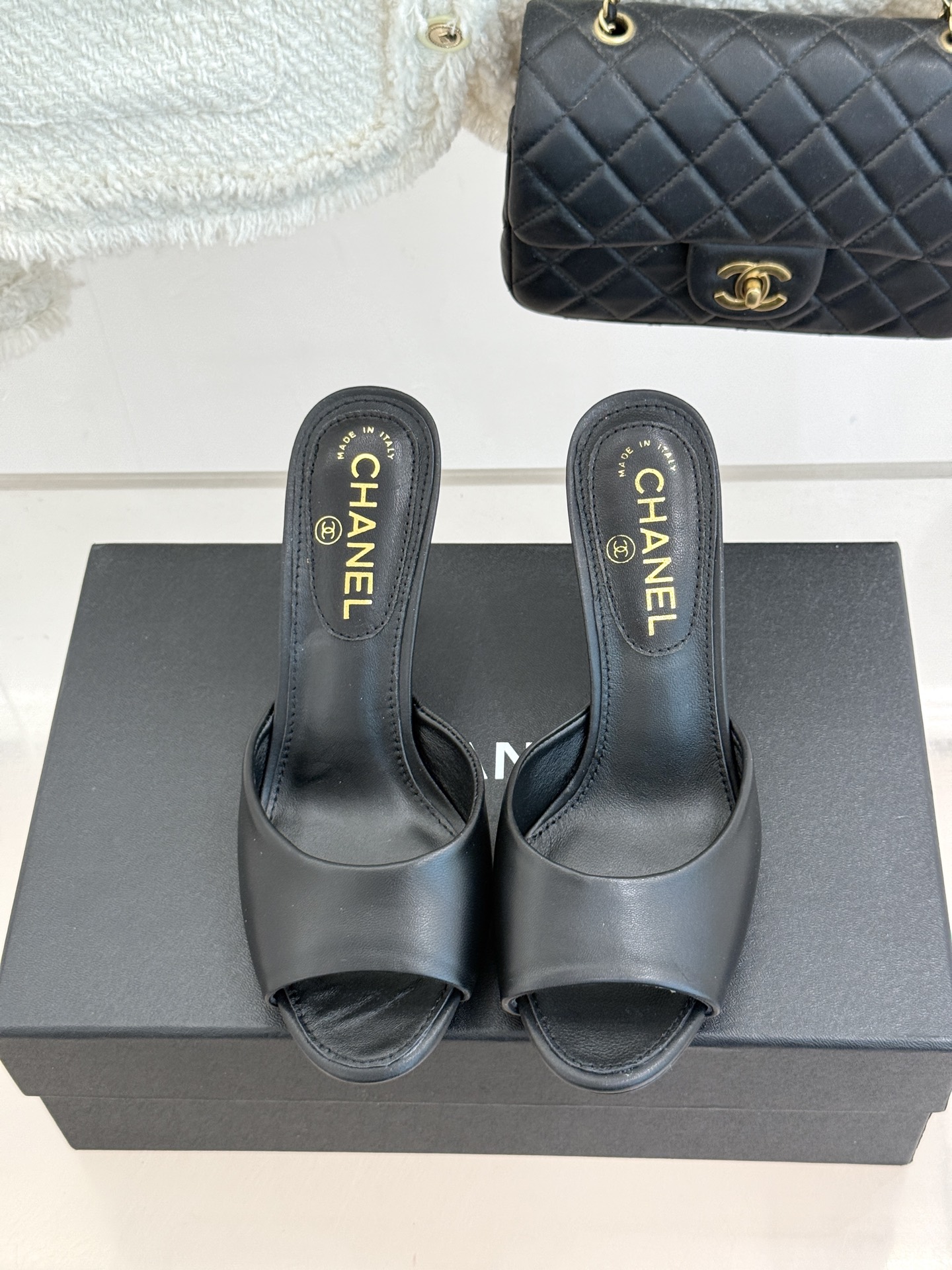 CHANE*｜小香26A新品极简一字带金属双C跟高跟拖鞋一字带勾勒足尖利落线条金属双C鞋跟是灵魂所在细高