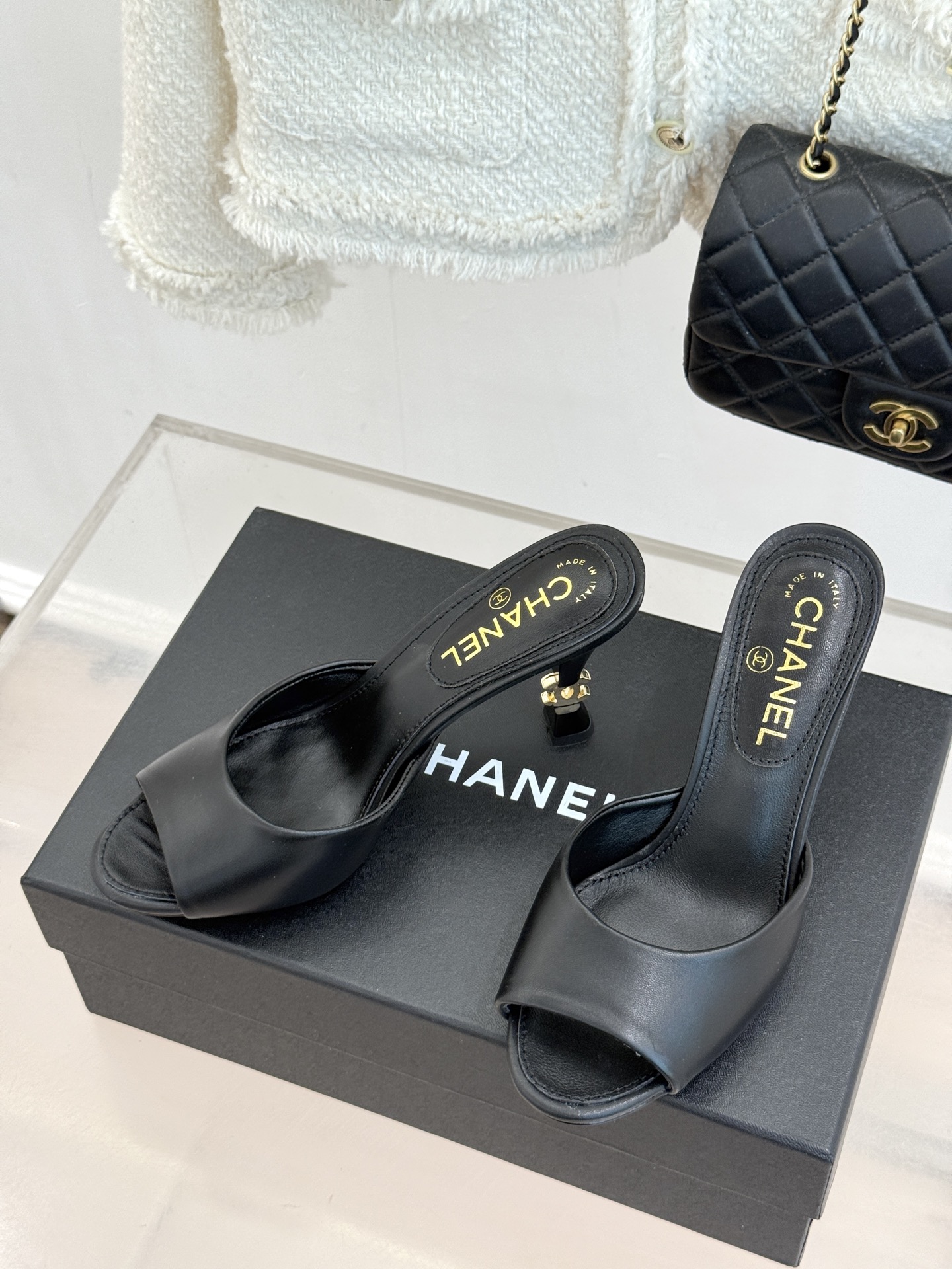 CHANE*｜小香26A新品极简一字带金属双C跟高跟拖鞋一字带勾勒足尖利落线条金属双C鞋跟是灵魂所在细高