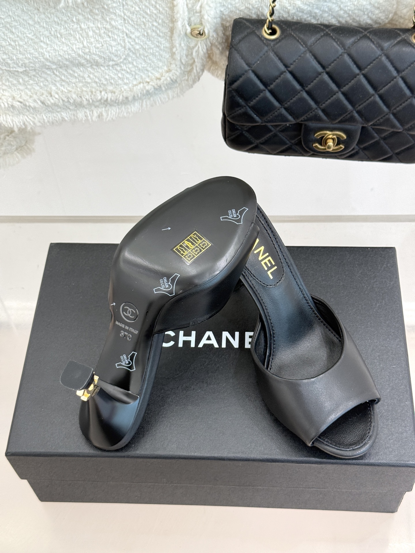CHANE*｜小香26A新品极简一字带金属双C跟高跟拖鞋一字带勾勒足尖利落线条金属双C鞋跟是灵魂所在细高
