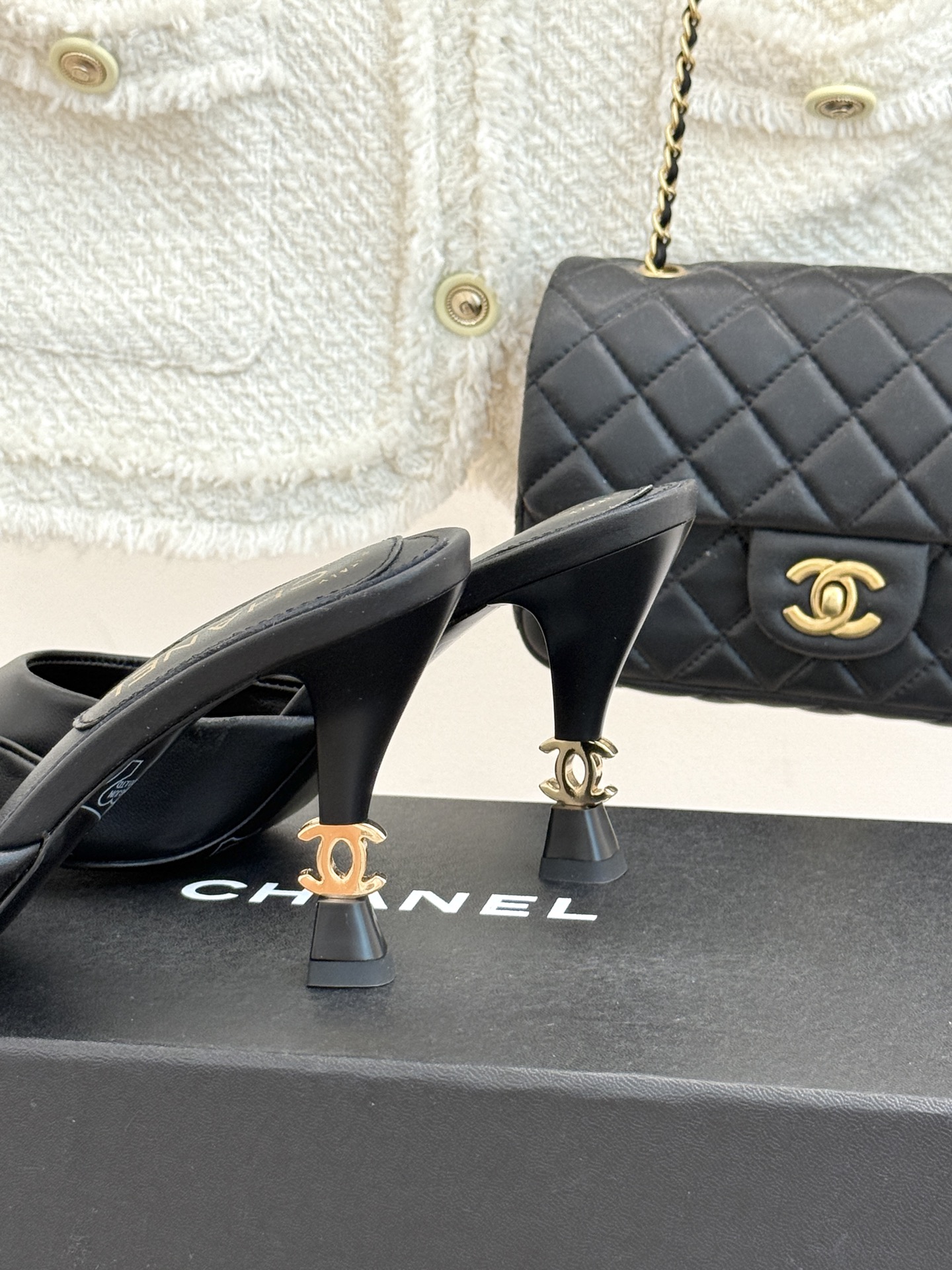 CHANE*｜小香26A新品极简一字带金属双C跟高跟拖鞋一字带勾勒足尖利落线条金属双C鞋跟是灵魂所在细高