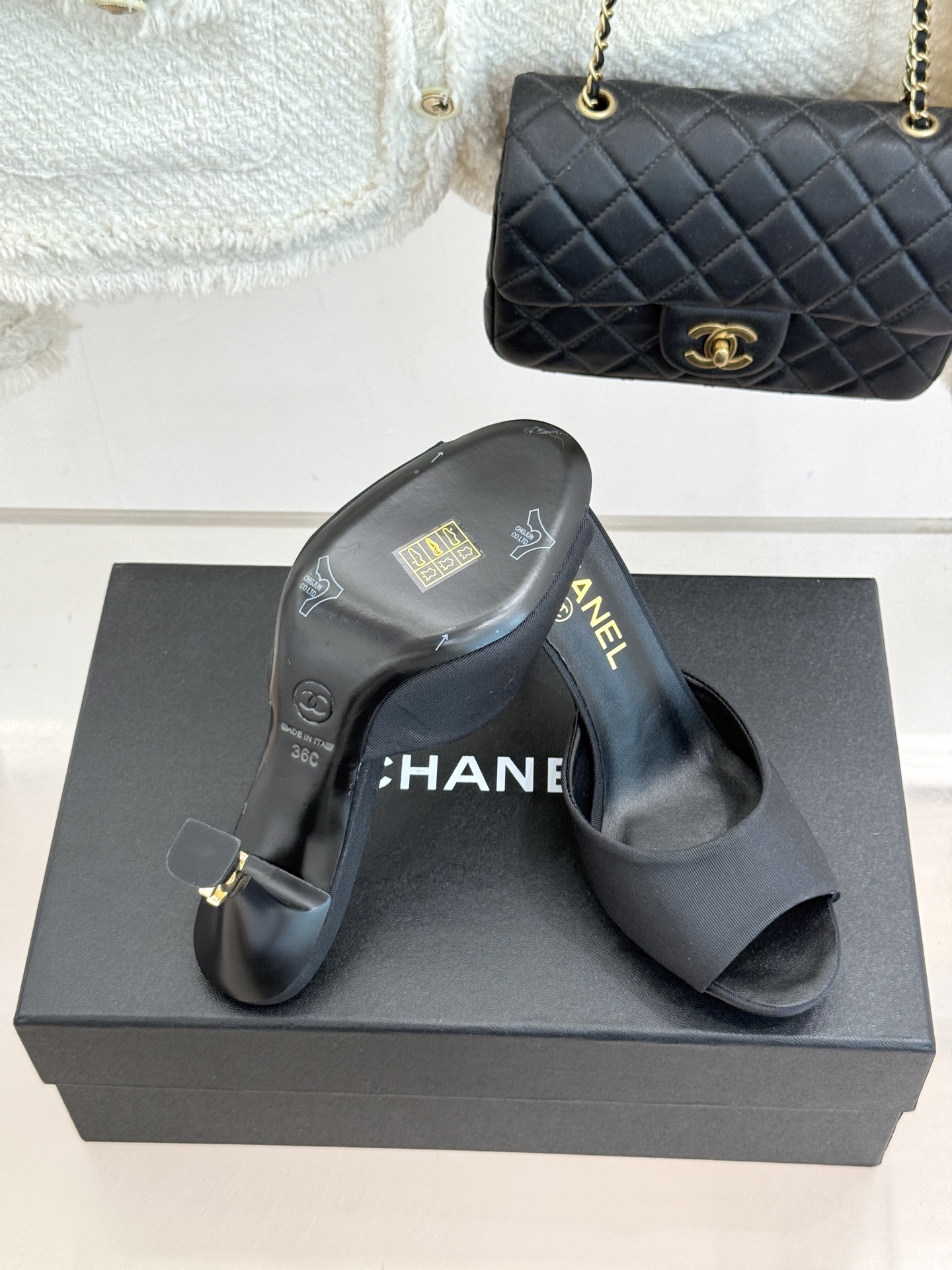 CHANE*｜小香26A新品极简一字带金属双C跟高跟拖鞋一字带勾勒足尖利落线条金属双C鞋跟是灵魂所在细高