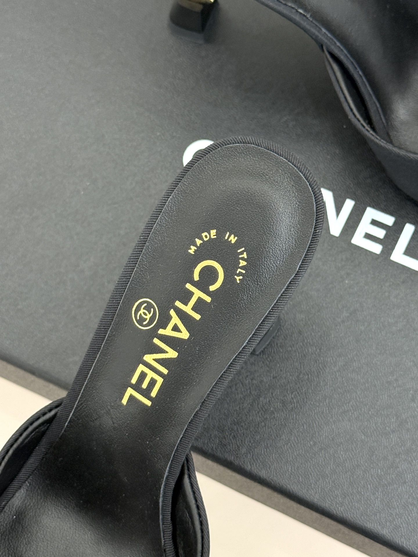 CHANE*｜小香26A新品极简一字带金属双C跟高跟拖鞋一字带勾勒足尖利落线条金属双C鞋跟是灵魂所在细高