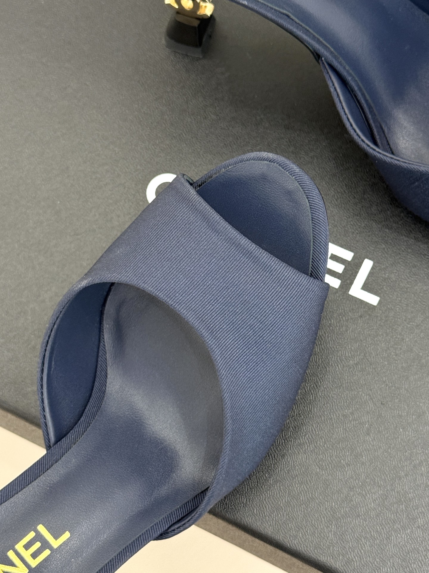 CHANE*｜小香26A新品极简一字带金属双C跟高跟拖鞋一字带勾勒足尖利落线条金属双C鞋跟是灵魂所在细高
