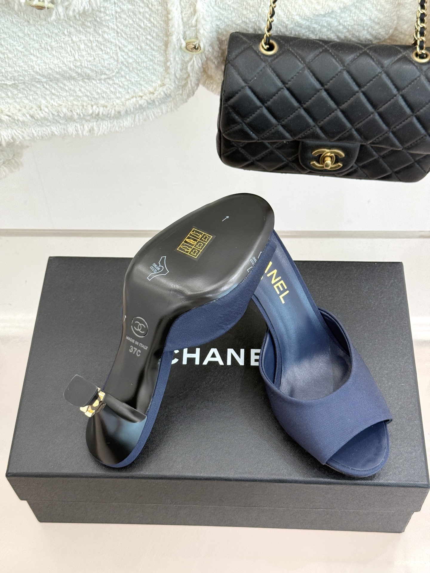 CHANE*｜小香26A新品极简一字带金属双C跟高跟拖鞋一字带勾勒足尖利落线条金属双C鞋跟是灵魂所在细高