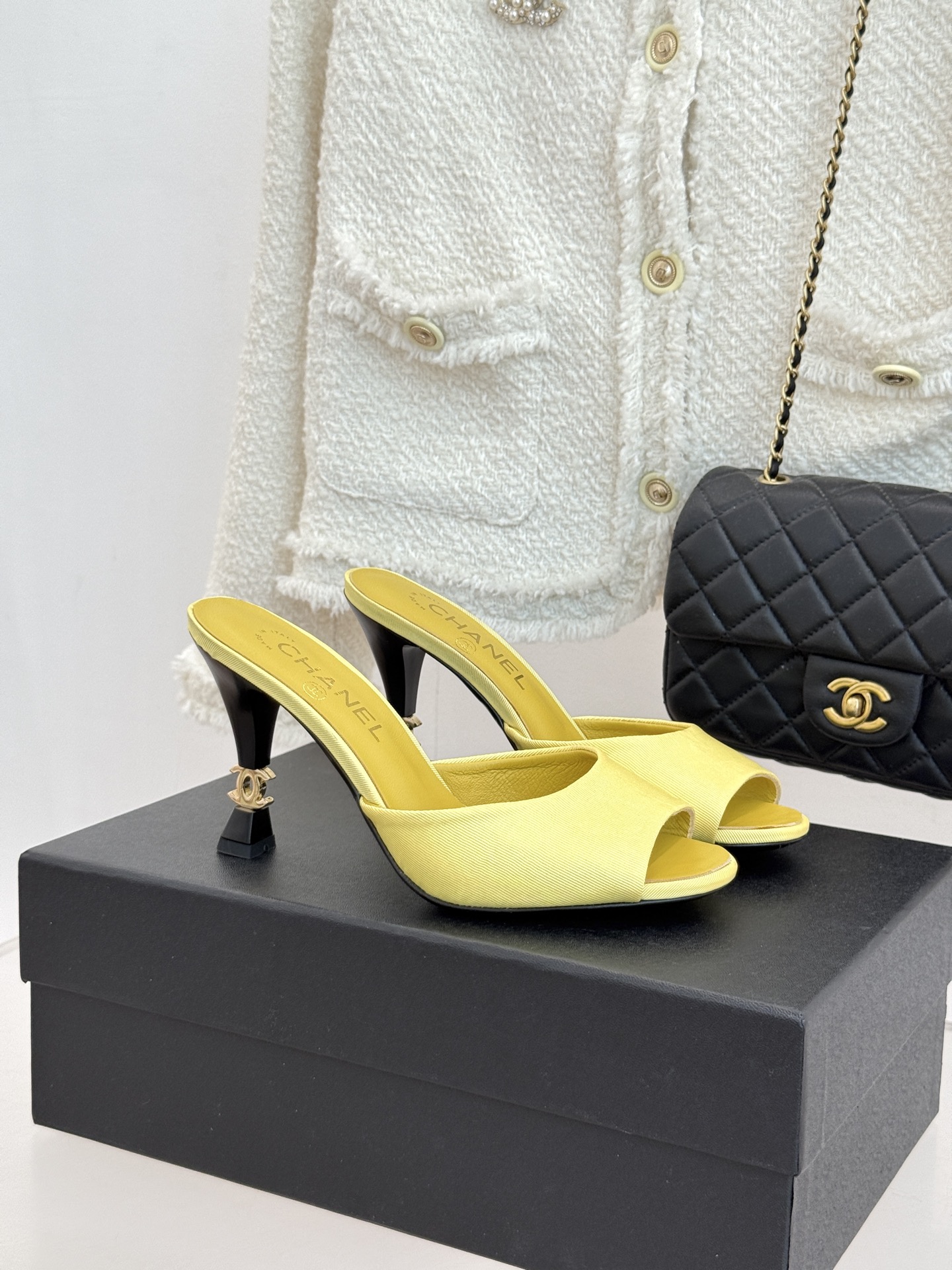 NO:876576,CHANE*｜Xiaoxiang 26A new product is minimalist. One-line strap with metal double C heel high-heeled slippers. One-line strap outlines the neat line of the toe. The metal double C heel is the soul. The stiletto heel quietly elongates the proportion of the legs. The lambskin material is so soft that it is as light and comfortable as stepping on the clouds. No unnecessary decoration but full of recognition. The classic black and gold color will never go out of style. Pair it with jeans for a casual and noble look. Pair it with a suspender skirt to instantly transform into a French beauty.  Perfect for daily outings and dates. The old-money style and sophistication are perfectly blended. Every step brings a high-end aura. This pair is really a must-have for the year!  The fabric is made of original customized silk. The lining is made of sheepskin. The genuine leather outsole imported from Italy is size 35-39 (customized 40/41). No. 897202600605, high heels and slippers, chanel, high heels, slippers, skirts, jeans, sheepskin, real silk, Leather soles.19860909CHANE*｜小香26A新品极简 一字带金属双C跟高跟拖鞋 一字带勾勒足尖利落线条 金属双C鞋跟是灵魂所在 细高跟悄悄拉长腿部比例 小羊皮材质软到不像话 上脚轻盈如踩云端般舒适 无多余装饰却辨识度拉满 经典黑金配色永不过时 配牛仔裤随性又显贵气 搭吊带裙秒变法式美人 日常出街约会都超合适 老钱风与精致感完美融合 每一步都自带高级气场 这双真的是年度必入款！ 面料采用原版定制真丝 内里踮脚均为羊皮 意大利进口真皮大底 size35-39（40/41定制） 编号897202600605,高跟鞋拖鞋,chanel,high heels,slippers,skirts,jeans,sheepskin,real silk,Leather soles,Women's Shoes