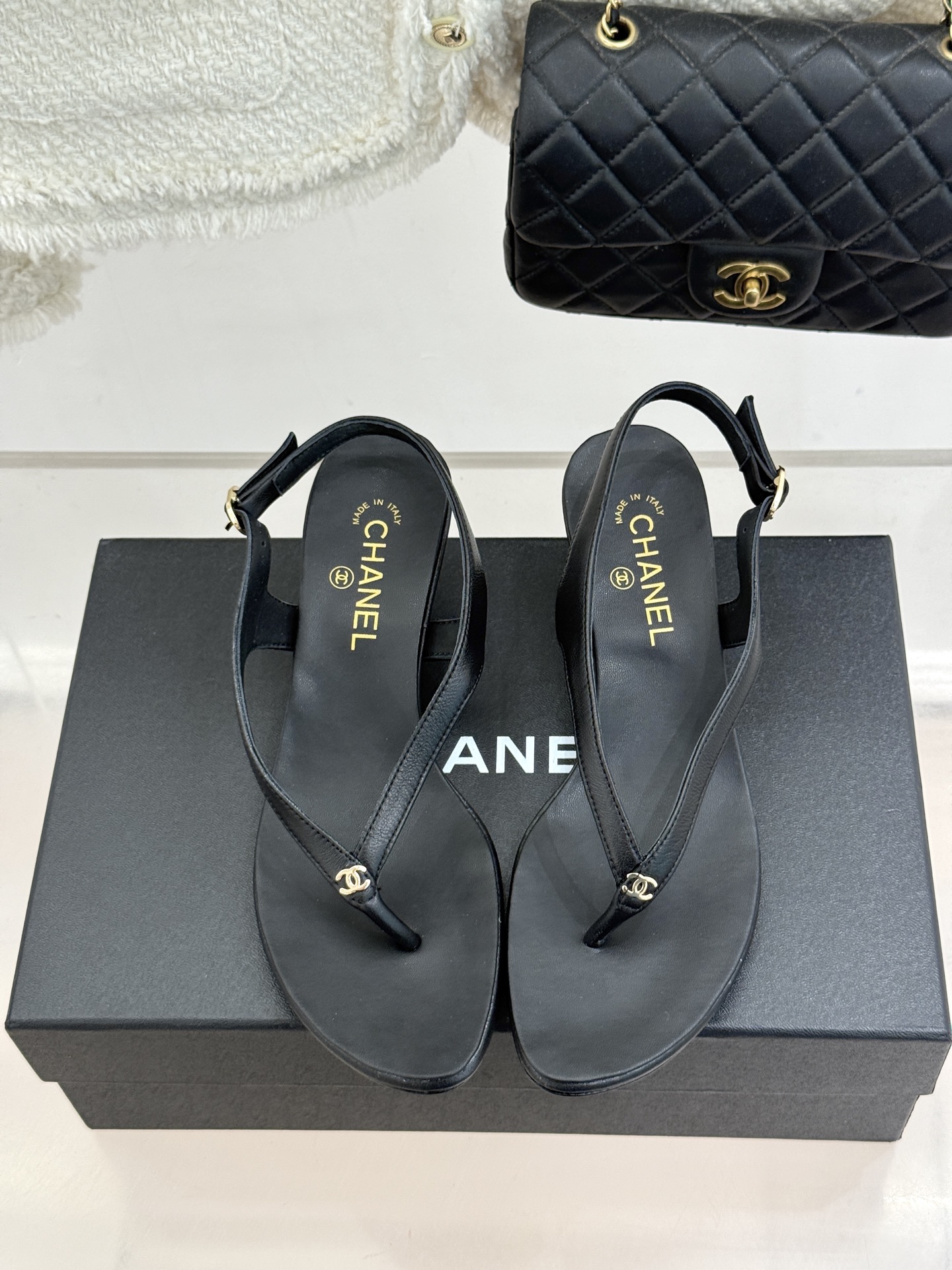 CHANE*｜小香26A新品双C夹脚高跟人字拖鞋谁懂啊这双美到心巴细高跟秒变漫画腿迷你双C闪得刚刚好小羊