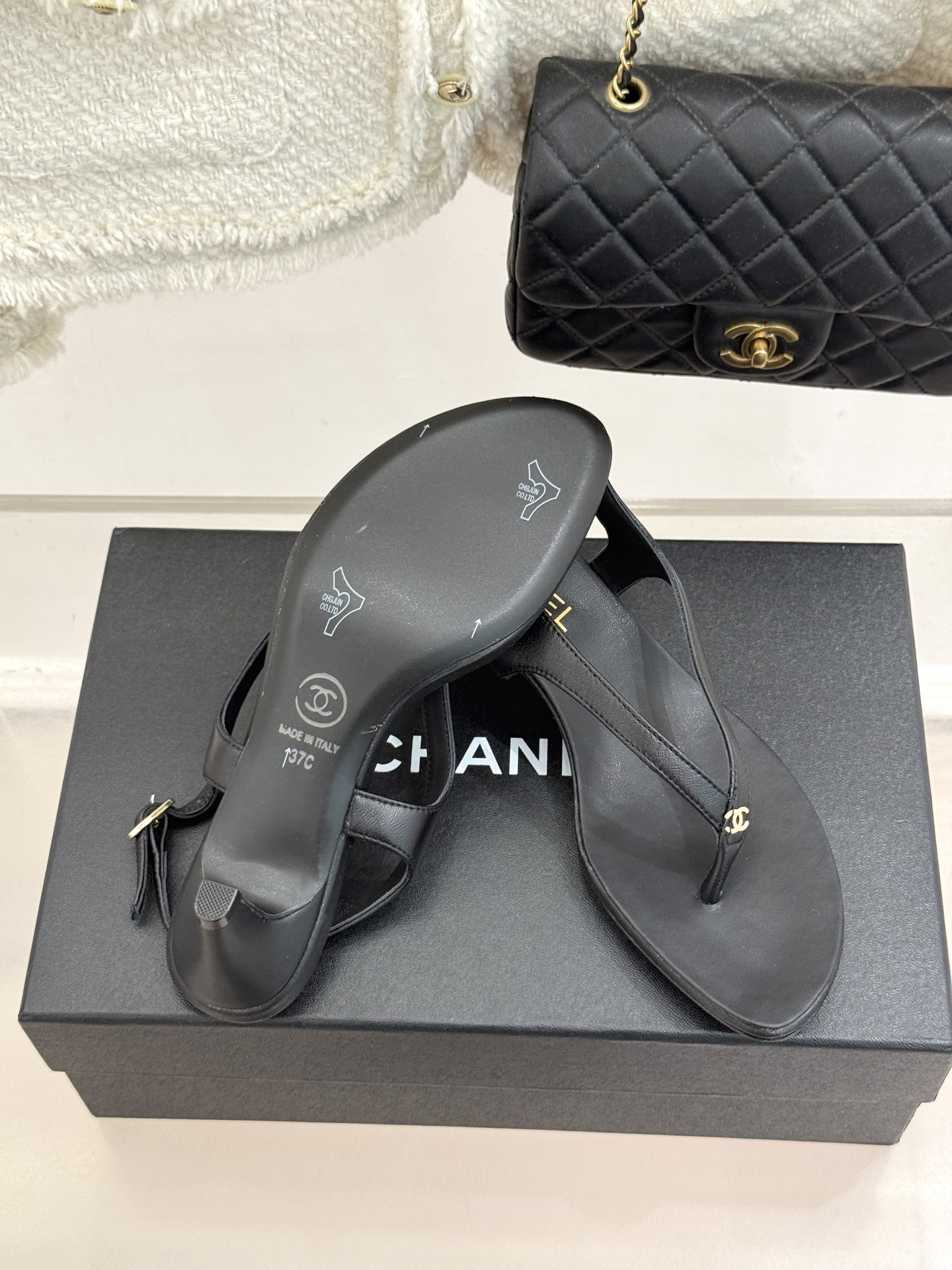 CHANE*｜小香26A新品双C夹脚高跟人字拖鞋谁懂啊这双美到心巴细高跟秒变漫画腿迷你双C闪得刚刚好小羊