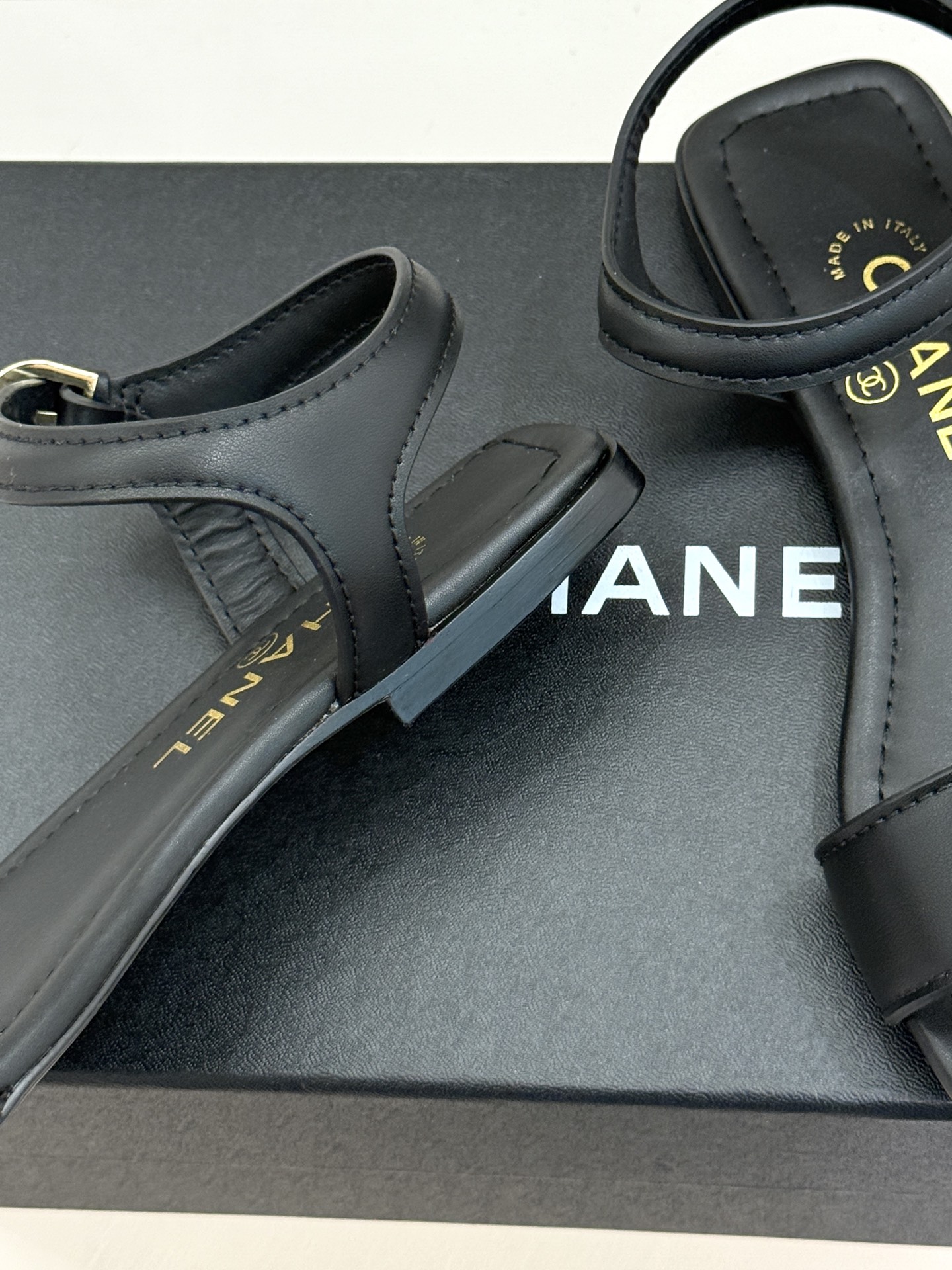 CHANE*｜小香26A新品金属双C一字带平底凉鞋CHANE*｜小香26A早春神款金属双C一字带平底凉鞋