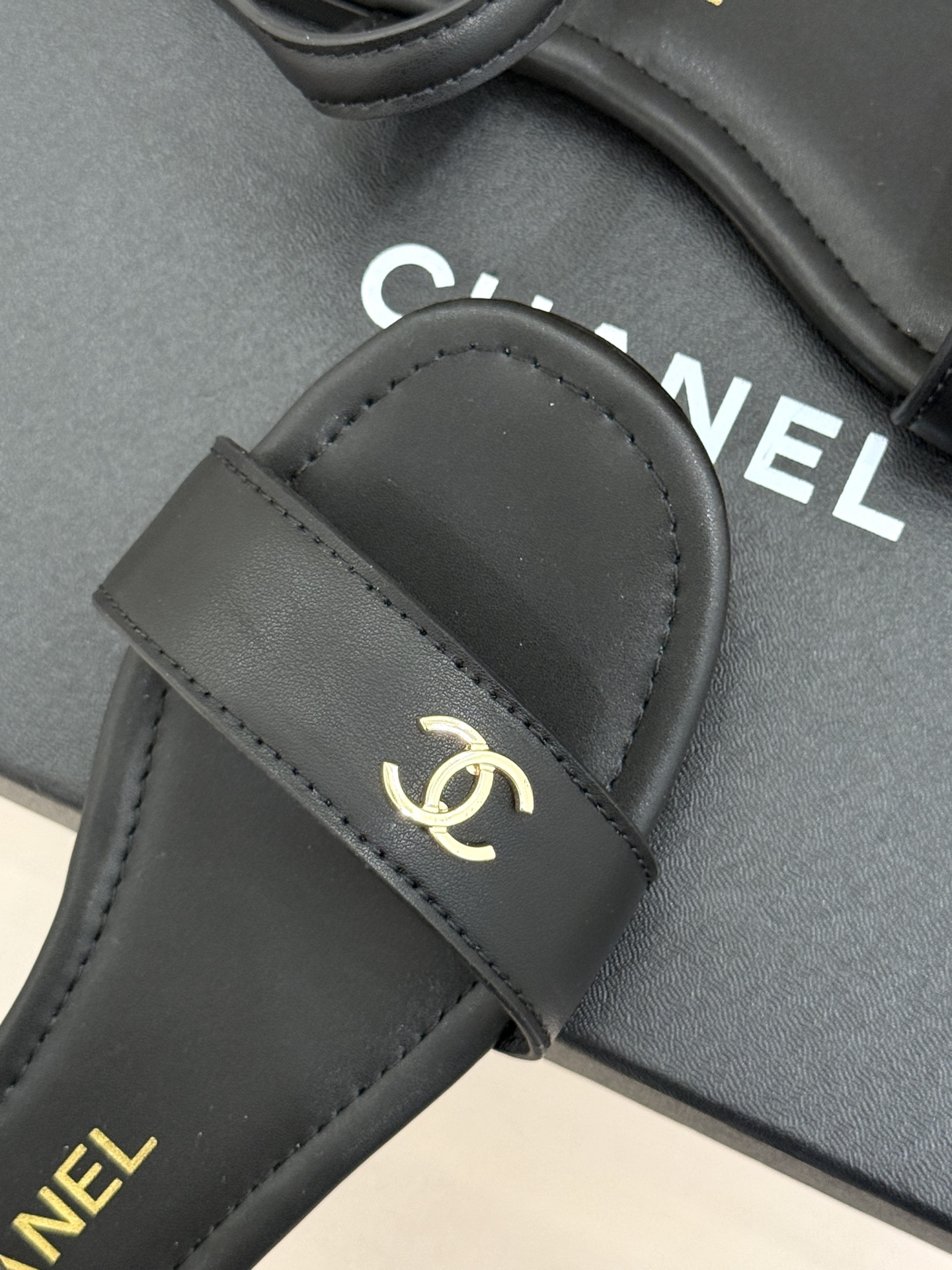 CHANE*｜小香26A新品金属双C一字带平底凉鞋CHANE*｜小香26A早春神款金属双C一字带平底凉鞋