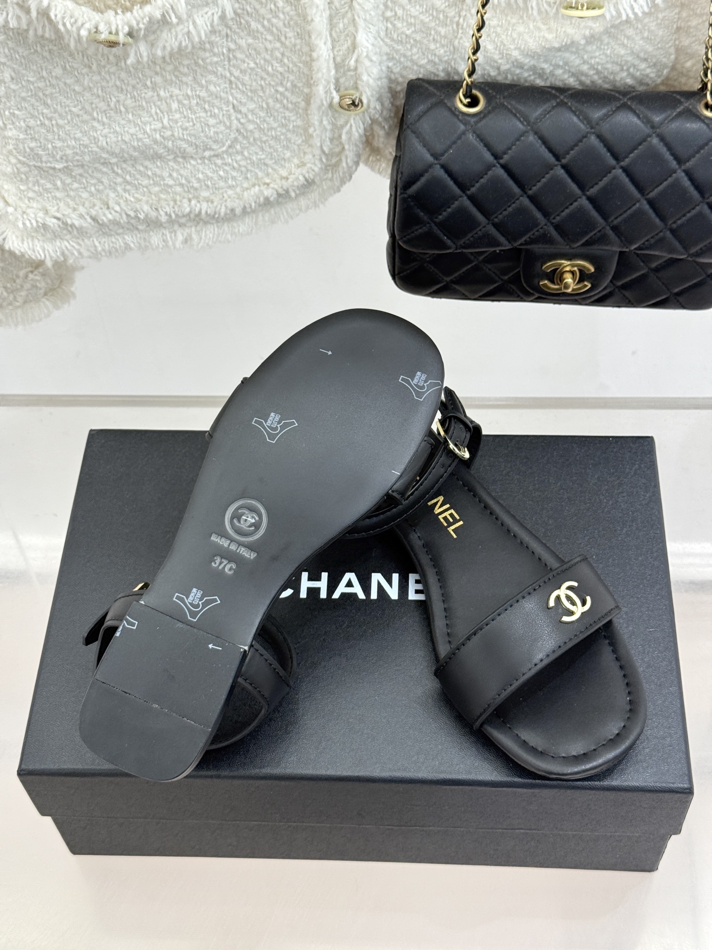 CHANE*｜小香26A新品金属双C一字带平底凉鞋CHANE*｜小香26A早春神款金属双C一字带平底凉鞋