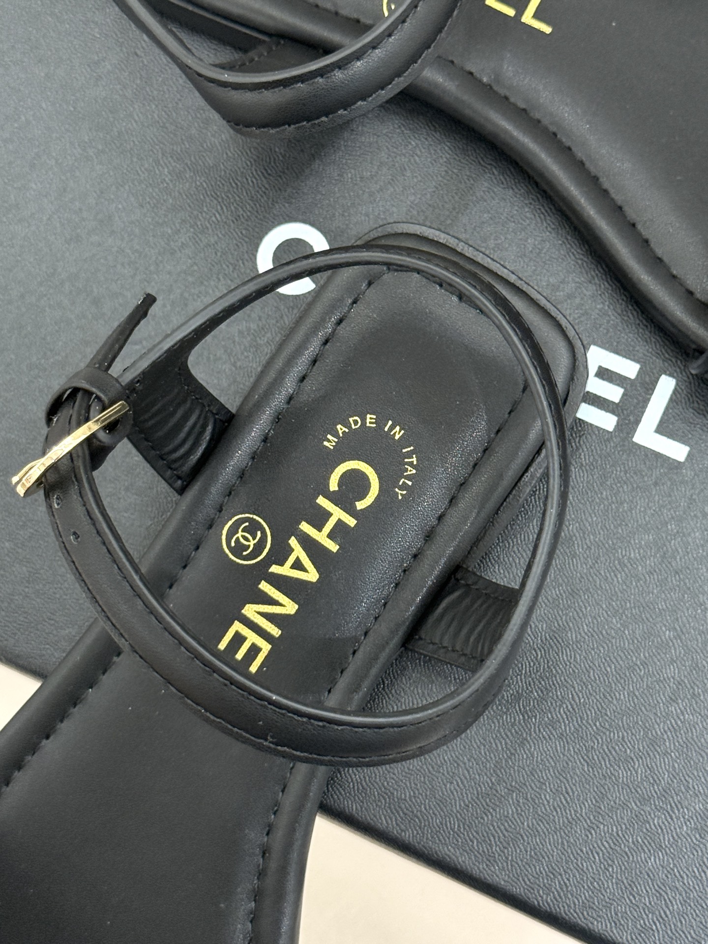 CHANE*｜小香26A新品金属双C一字带平底凉鞋CHANE*｜小香26A早春神款金属双C一字带平底凉鞋