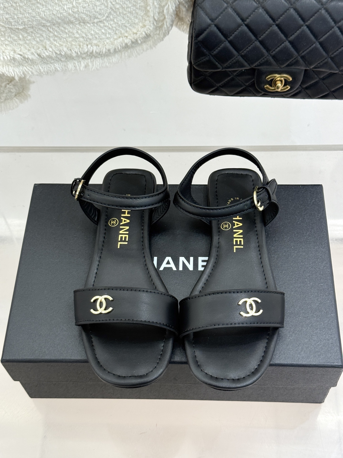 CHANE*｜小香26A新品金属双C一字带平底凉鞋CHANE*｜小香26A早春神款金属双C一字带平底凉鞋