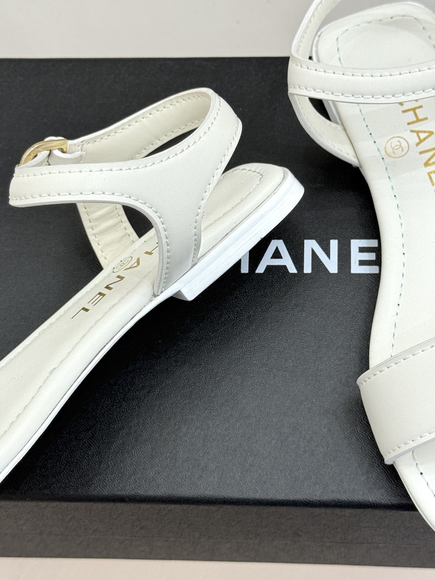 CHANE*|小香26A新品金属双C一字带平底凉鞋CHANE*|小香26A早春神款金属双C一字带平底凉鞋 CHANE*|小香26A新品金属双C一字带平底凉鞋CHANE*|小香26A早春神款金属双C一字带平底凉鞋