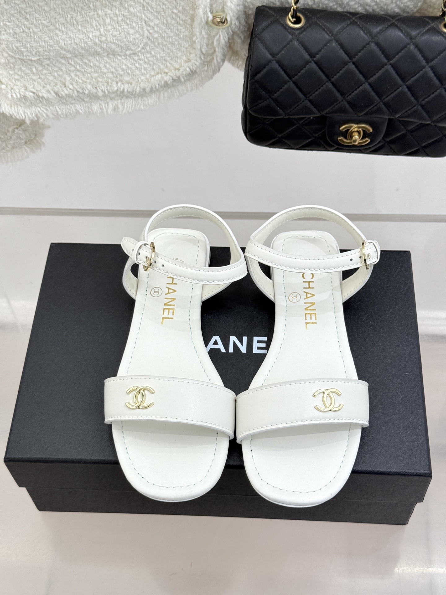 CHANE*|小香26A新品金属双C一字带平底凉鞋CHANE*|小香26A早春神款金属双C一字带平底凉鞋 CHANE*|小香26A新品金属双C一字带平底凉鞋CHANE*|小香26A早春神款金属双C一字带平底凉鞋