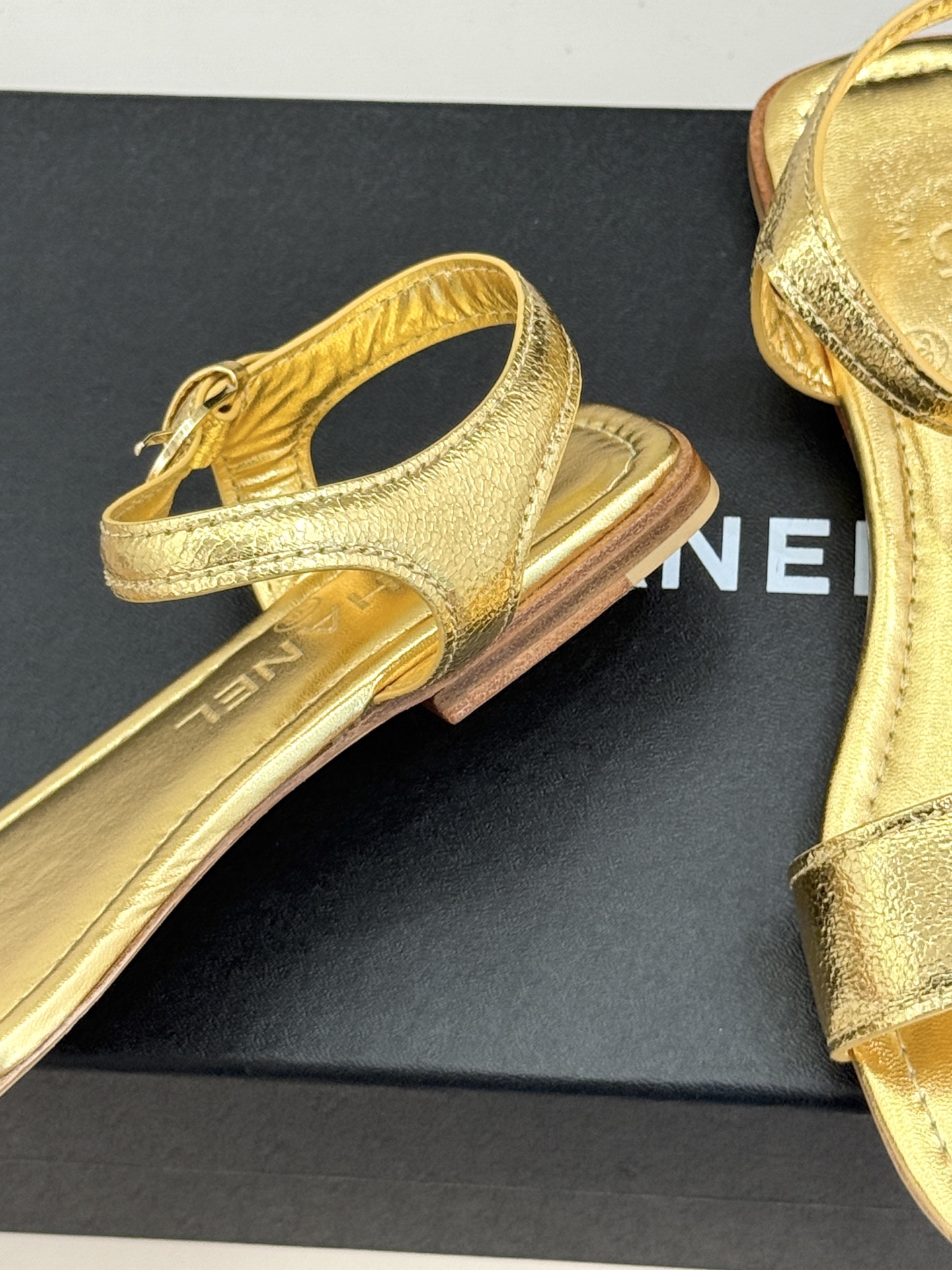 CHANE*｜小香26A新品金属双C一字带平底凉鞋CHANE*｜小香26A早春神款金属双C一字带平底凉鞋