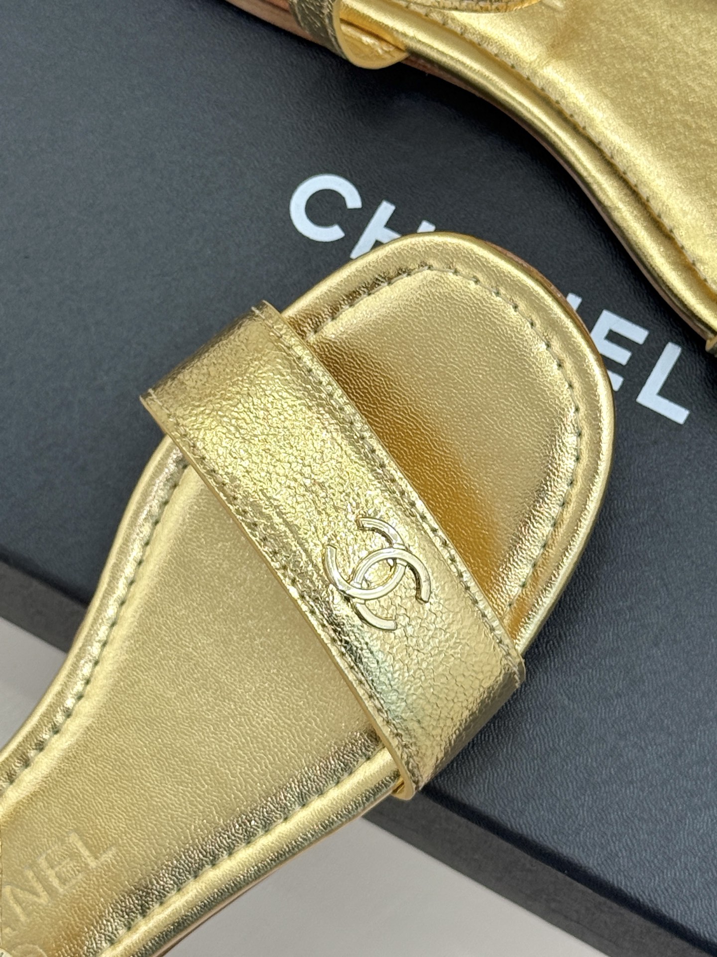 CHANE*｜小香26A新品金属双C一字带平底凉鞋CHANE*｜小香26A早春神款金属双C一字带平底凉鞋