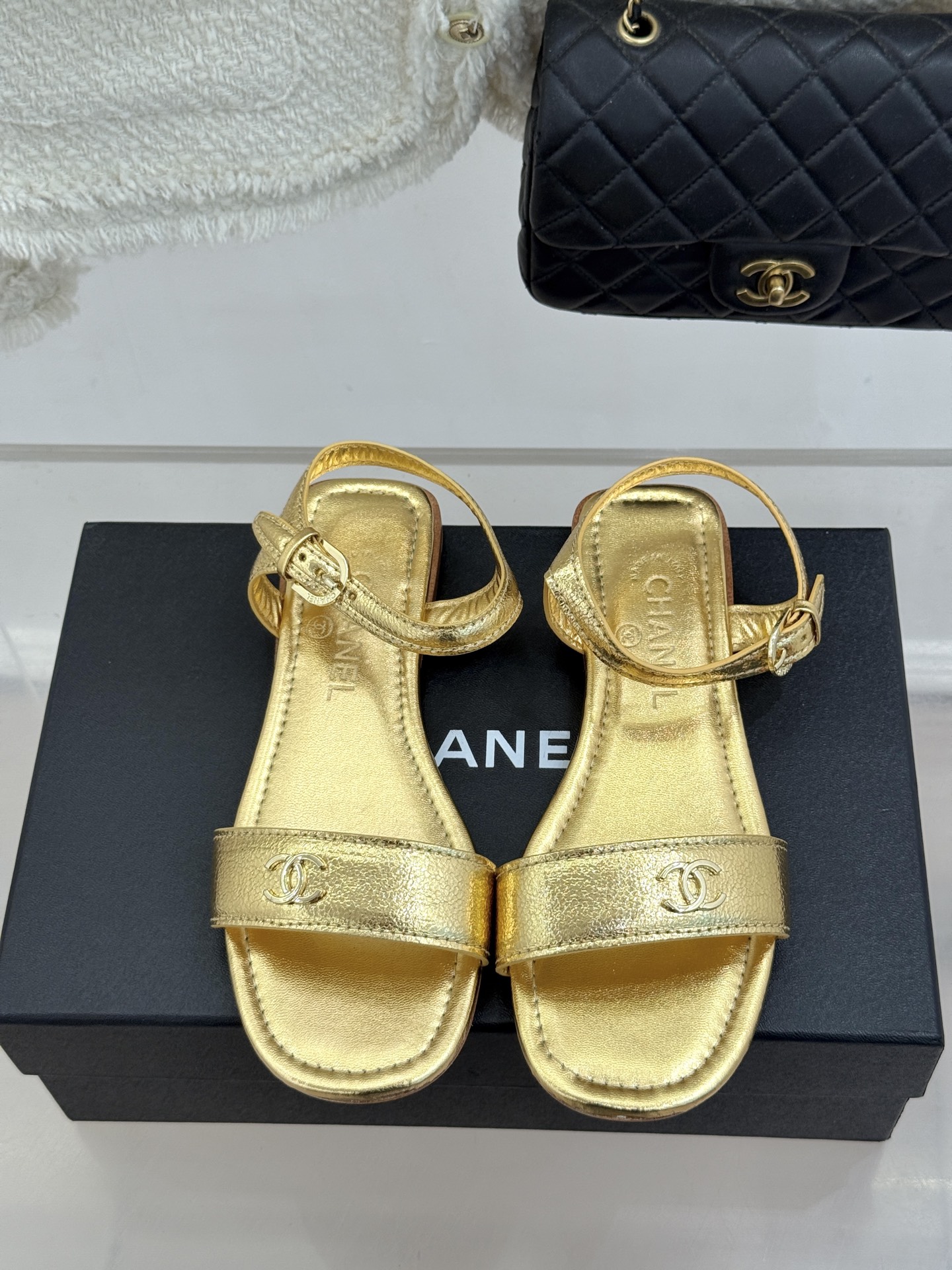 CHANE*｜小香26A新品金属双C一字带平底凉鞋CHANE*｜小香26A早春神款金属双C一字带平底凉鞋