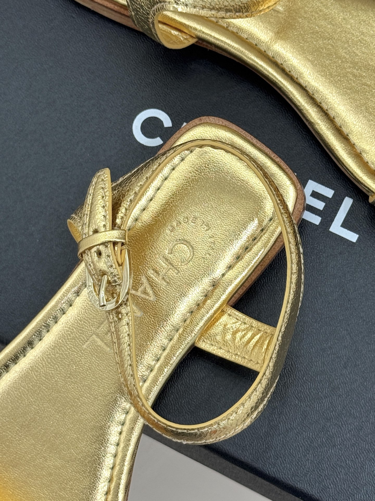 CHANE*｜小香26A新品金属双C一字带平底凉鞋CHANE*｜小香26A早春神款金属双C一字带平底凉鞋