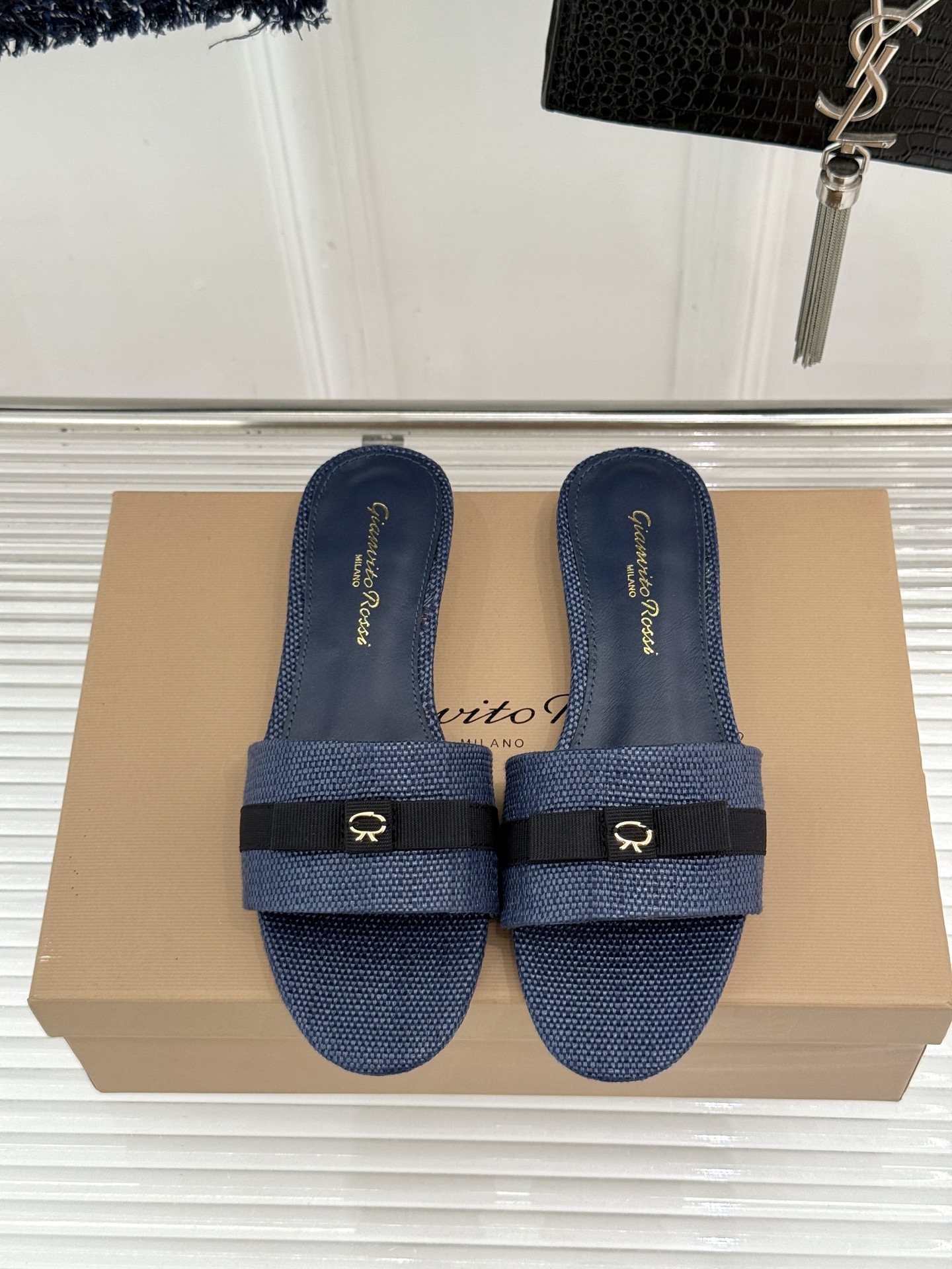 Gianvito Rossi 26WF新品一字带蝴蝶结高跟拖鞋缎面蝴蝶结轻落足尖一字带勾勒纤细脚踝圆头剪 Gianvito Rossi 26WF新品一字带蝴蝶结高跟拖鞋缎面蝴蝶结轻落足尖一字带勾勒纤细脚踝圆头剪