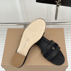 Gianvito Rossi 26WF新品一字带蝴蝶结高跟拖鞋缎面蝴蝶结轻落足尖一字带勾勒纤细脚踝圆头剪 Gianvito Rossi 26WF新品一字带蝴蝶结高跟拖鞋缎面蝴蝶结轻落足尖一字带勾勒纤细脚踝圆头剪