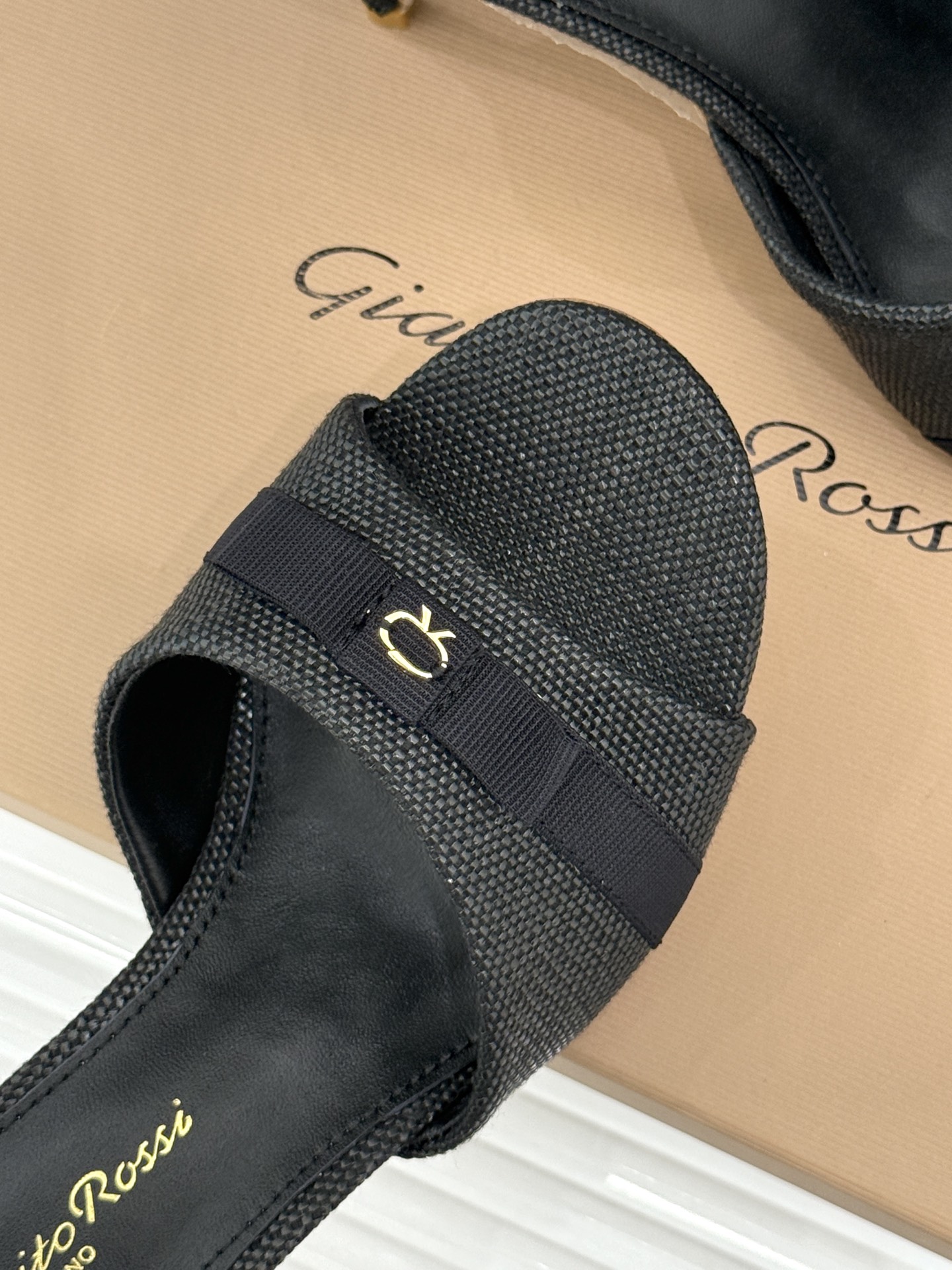 Gianvito Rossi 26WF新品一字带蝴蝶结平底拖鞋缎面蝴蝶结轻落足尖一字带勾勒纤细脚踝圆头剪 Gianvito Rossi 26WF新品一字带蝴蝶结平底拖鞋缎面蝴蝶结轻落足尖一字带勾勒纤细脚踝圆头剪