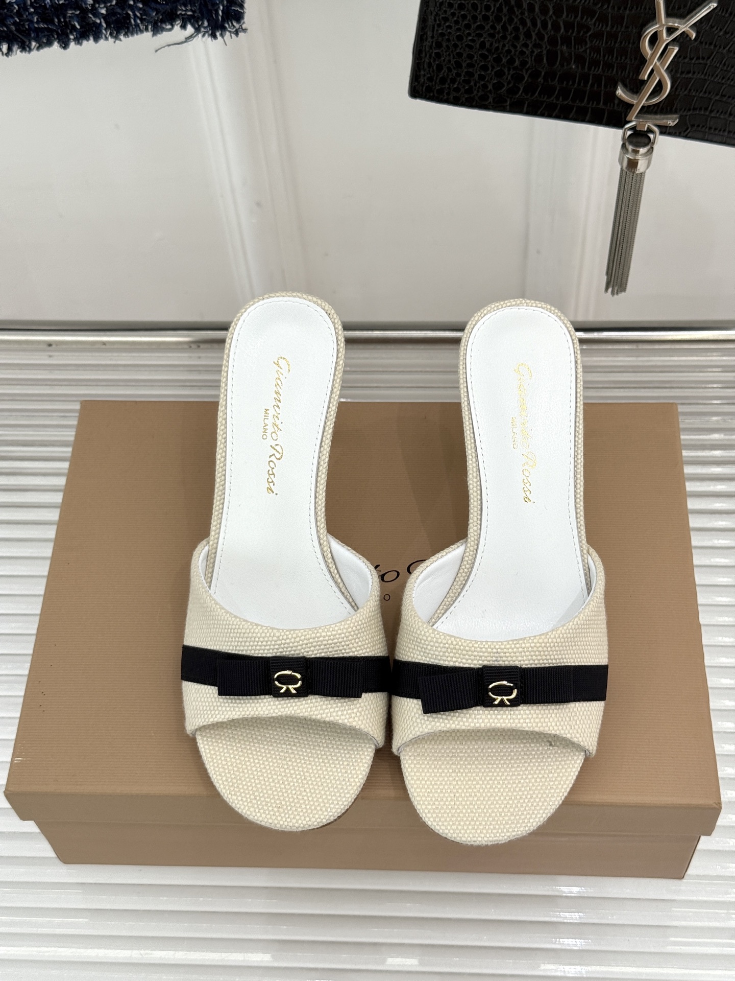 Gianvito Rossi 26WF新品一字带蝴蝶结平底拖鞋缎面蝴蝶结轻落足尖一字带勾勒纤细脚踝圆头剪 Gianvito Rossi 26WF新品一字带蝴蝶结平底拖鞋缎面蝴蝶结轻落足尖一字带勾勒纤细脚踝圆头剪