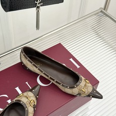 Gucci/古驰26WF新品老花马衔扣饰铆钉尖头平底鞋芭蕾舞鞋26WF秋冬限定款惊艳登场经典GG老花铺满 Gucci/古驰26WF新品老花马衔扣饰铆钉尖头平底鞋芭蕾舞鞋26WF秋冬限定款惊艳登场经典GG老花铺满