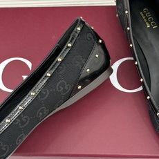 Gucci/古驰26WF新品老花马衔扣饰铆钉尖头平底鞋芭蕾舞鞋26WF秋冬限定款惊艳登场经典GG老花铺满 Gucci/古驰26WF新品老花马衔扣饰铆钉尖头平底鞋芭蕾舞鞋26WF秋冬限定款惊艳登场经典GG老花铺满
