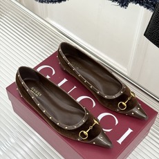 Gucci/古驰26WF新品老花马衔扣饰铆钉尖头平底鞋芭蕾舞鞋26WF秋冬限定款惊艳登场经典GG老花铺满 Gucci/古驰26WF新品老花马衔扣饰铆钉尖头平底鞋芭蕾舞鞋26WF秋冬限定款惊艳登场经典GG老花铺满