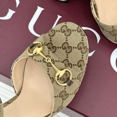 Gucci/古驰26WF新品马衔扣鱼嘴防水台细跟高跟凉鞋演绎复古奢华与现代气场的融合之作。标志性金属马衔 Gucci/古驰26WF新品马衔扣鱼嘴防水台细跟高跟凉鞋演绎复古奢华与现代气场的融合之作。标志性金属马衔