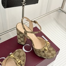 Gucci/古驰26WF新品马衔扣鱼嘴防水台细跟高跟凉鞋演绎复古奢华与现代气场的融合之作。标志性金属马衔 Gucci/古驰26WF新品马衔扣鱼嘴防水台细跟高跟凉鞋演绎复古奢华与现代气场的融合之作。标志性金属马衔