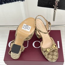 Gucci/古驰26WF新品马衔扣鱼嘴防水台细跟高跟凉鞋演绎复古奢华与现代气场的融合之作。标志性金属马衔 Gucci/古驰26WF新品马衔扣鱼嘴防水台细跟高跟凉鞋演绎复古奢华与现代气场的融合之作。标志性金属马衔