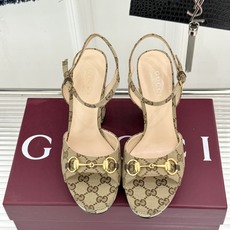 Gucci/古驰26WF新品马衔扣鱼嘴防水台细跟高跟凉鞋演绎复古奢华与现代气场的融合之作。标志性金属马衔 Gucci/古驰26WF新品马衔扣鱼嘴防水台细跟高跟凉鞋演绎复古奢华与现代气场的融合之作。标志性金属马衔
