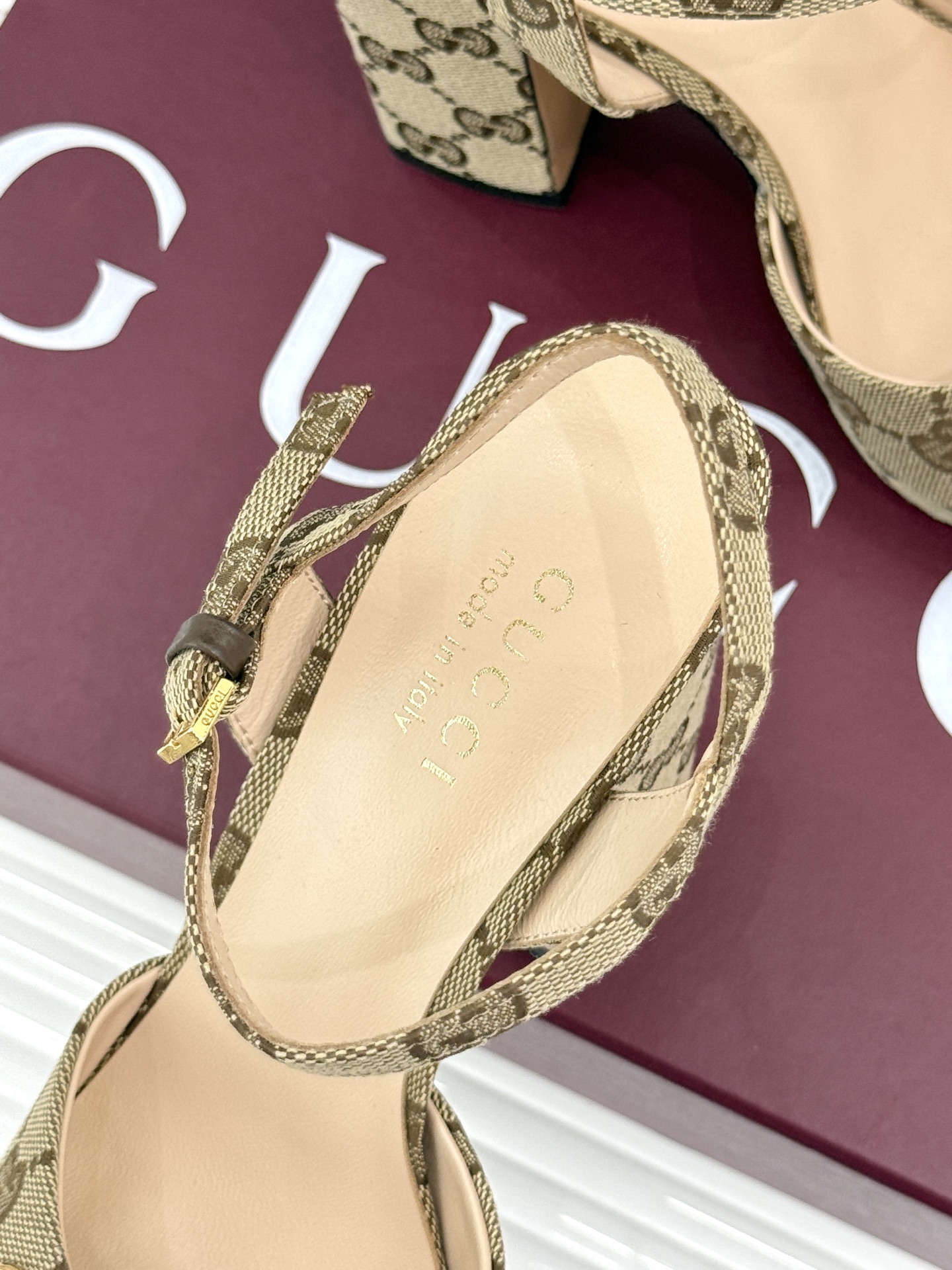 Gucci/古驰26WF新品马衔扣鱼嘴防水台细跟高跟凉鞋演绎复古奢华与现代气场的融合之作。标志性金属马衔 Gucci/古驰26WF新品马衔扣鱼嘴防水台细跟高跟凉鞋演绎复古奢华与现代气场的融合之作。标志性金属马衔