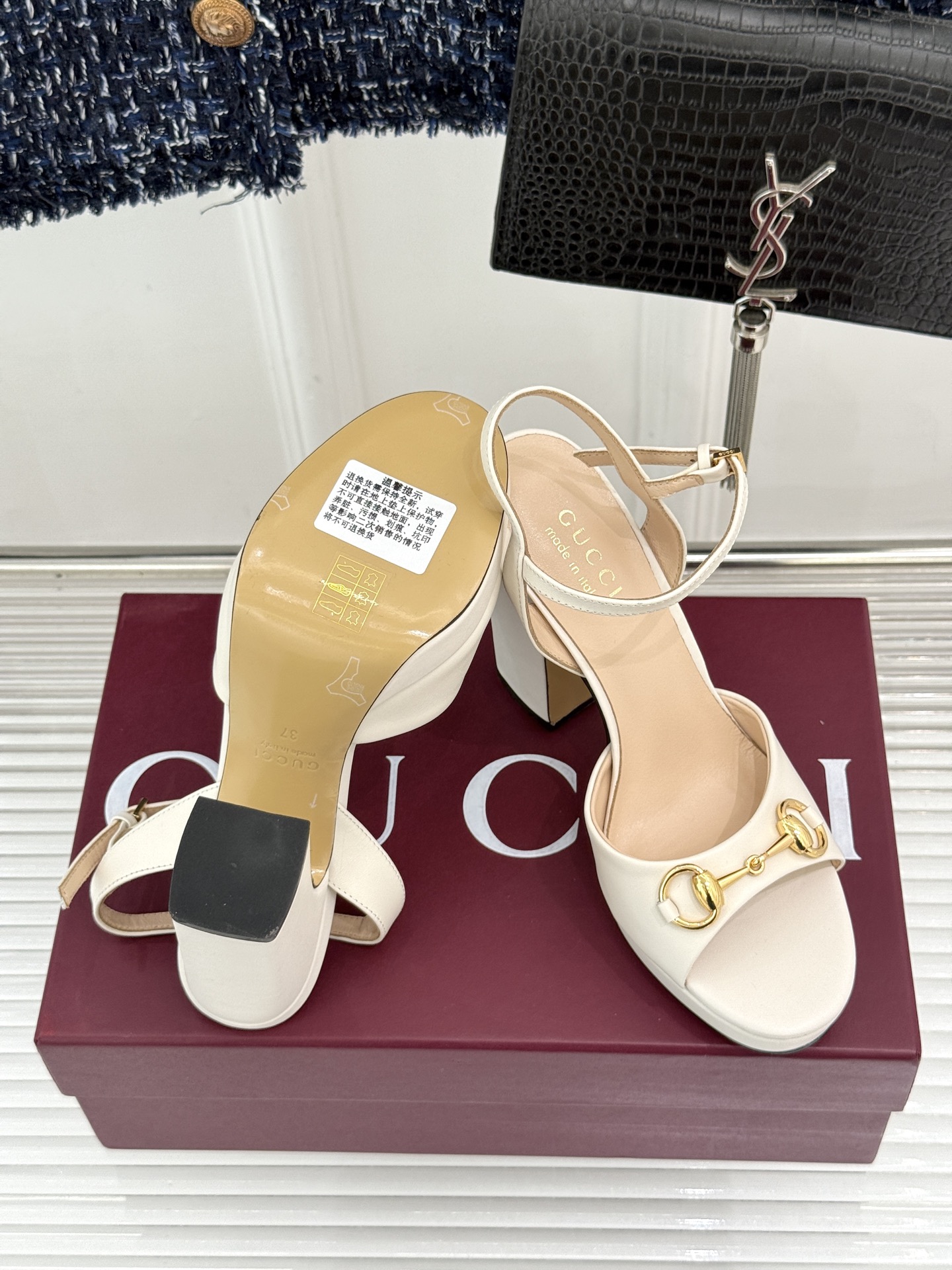 Gucci/古驰26WF新品马衔扣鱼嘴防水台细跟高跟凉鞋演绎复古奢华与现代气场的融合之作。标志性金属马衔
